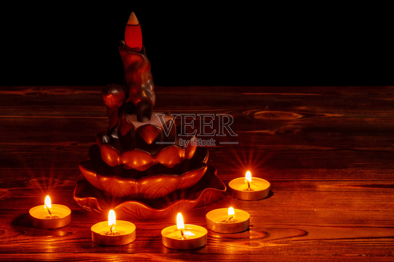 陶瓷荷花倒流香炉和小蜡烛。香锥持有人。照片摄影图片