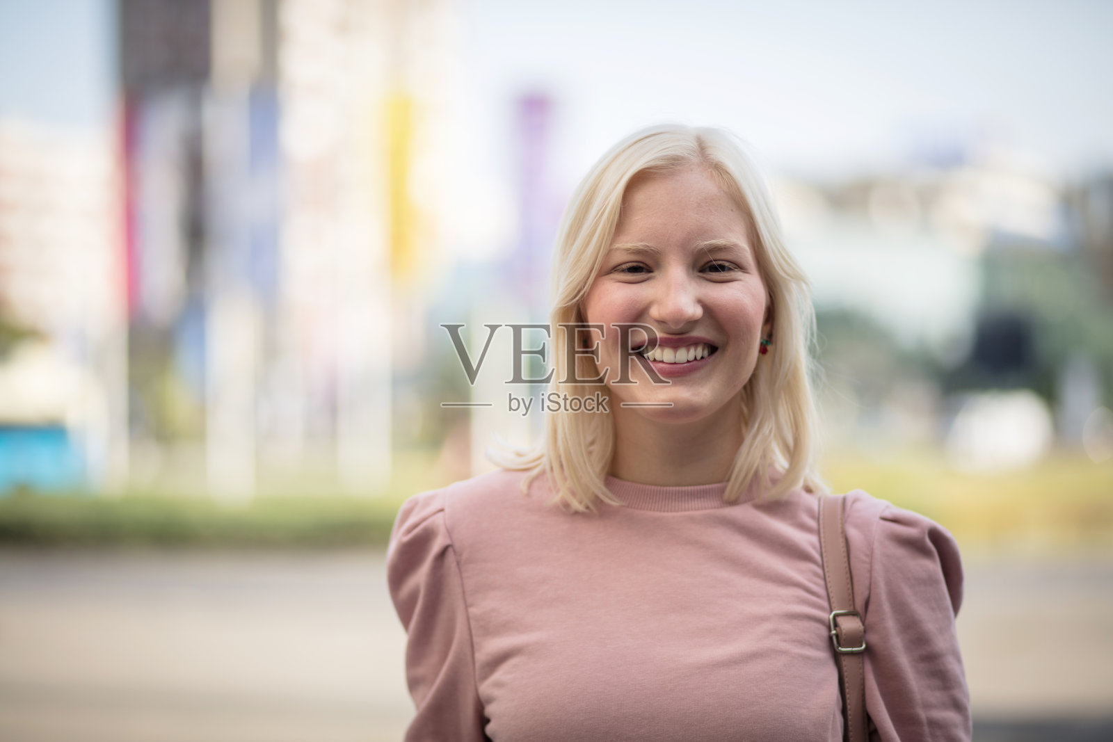 城市里微笑的女人。照片摄影图片