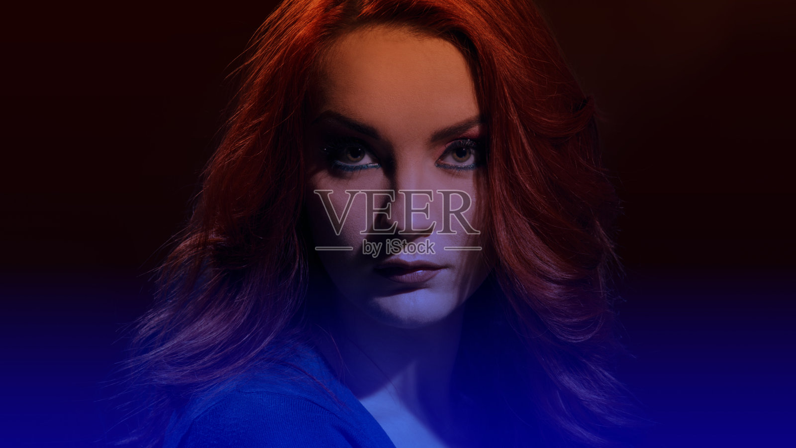 迷人的卷发女人照片摄影图片