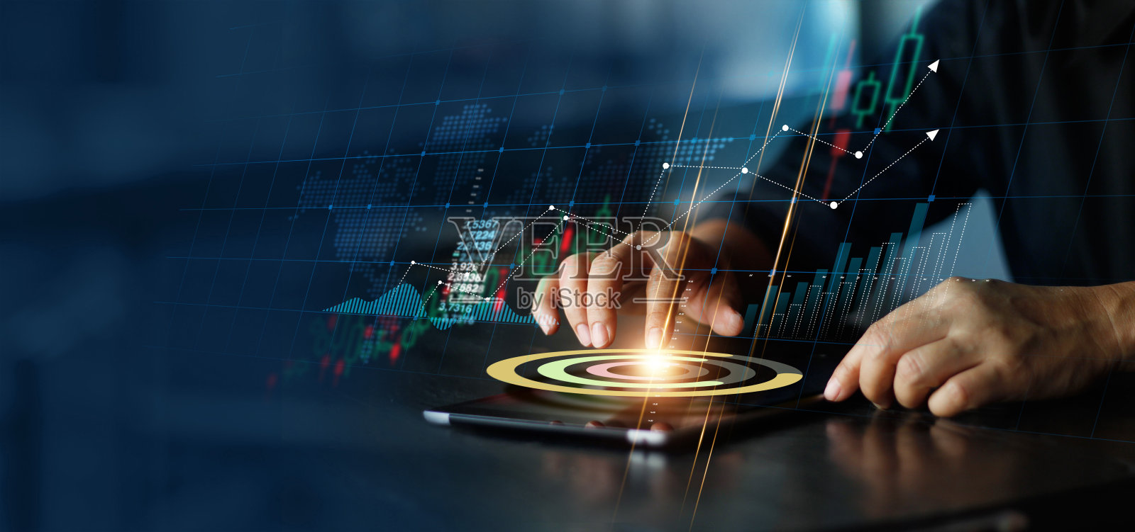 商人在平板电脑上触摸饼图，分析销售数据和经济增长曲线图。金融。股市和银行在黑暗的背景下。照片摄影图片