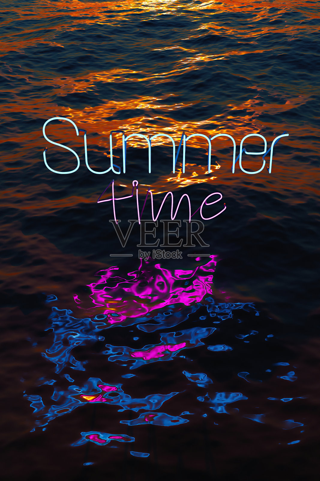 霓虹在海面上倒映着“夏日时光”的字样照片摄影图片