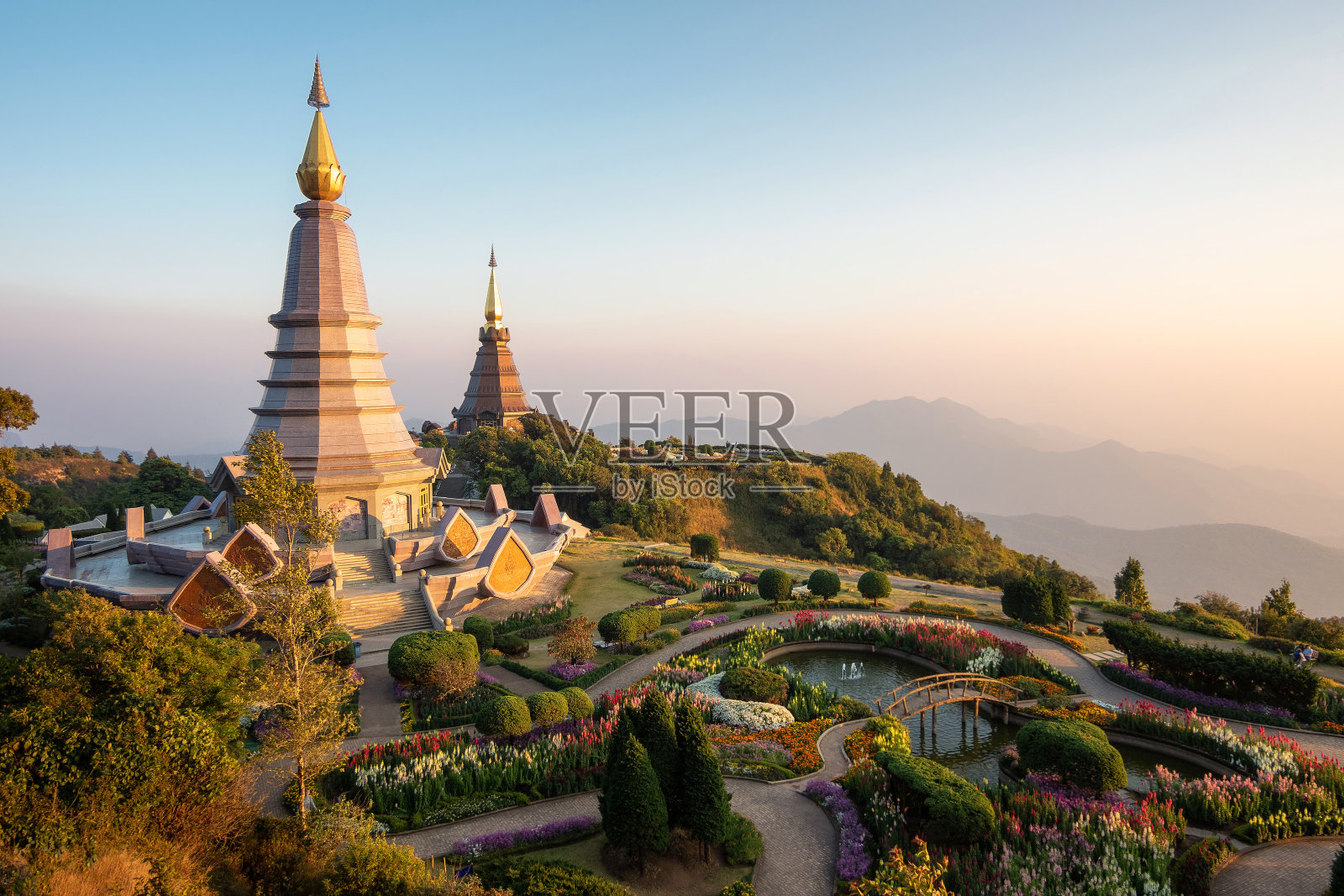 泰国清迈附近因他农山的双塔照片摄影图片