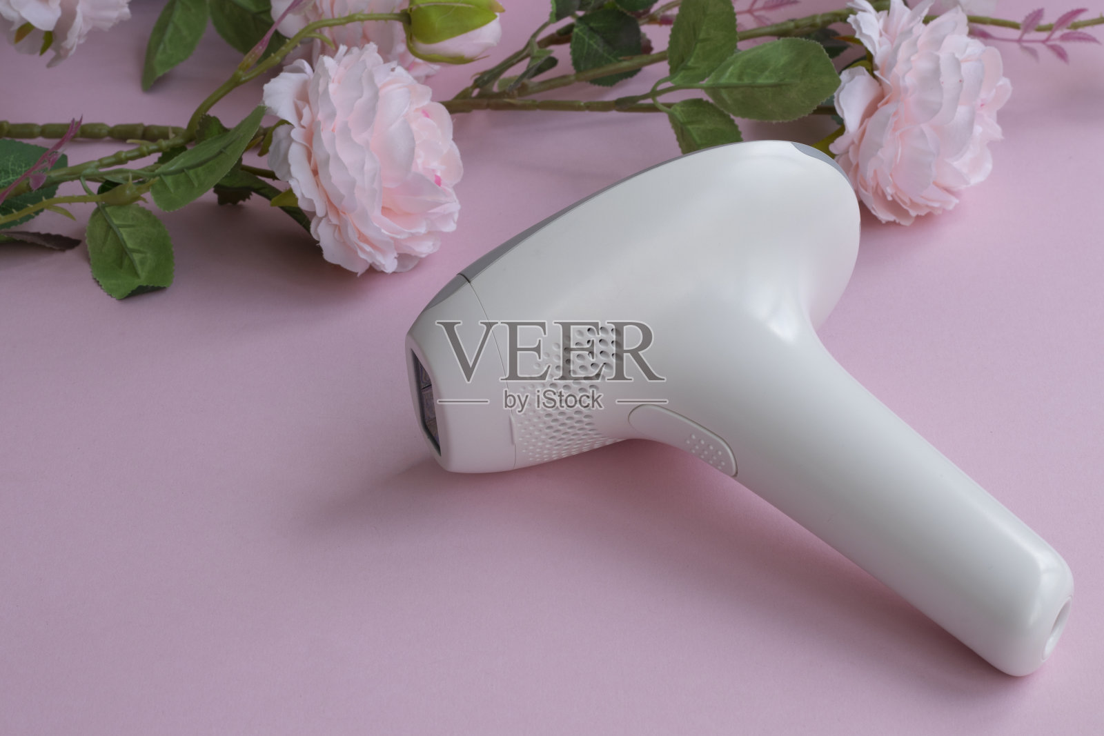 家用现代激光脱毛器。提供永久光滑皮肤的脱毛剂。照片摄影图片