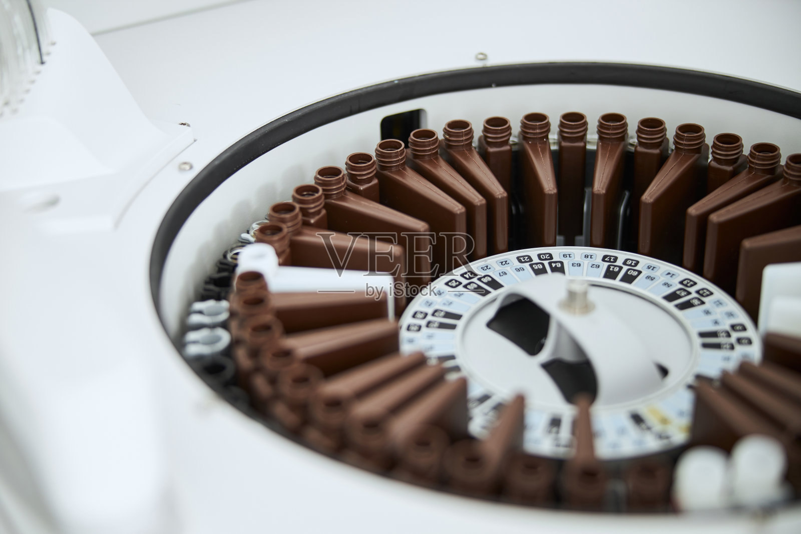 生物化学家和实验室技术人员用于血液检测的医疗设备照片摄影图片