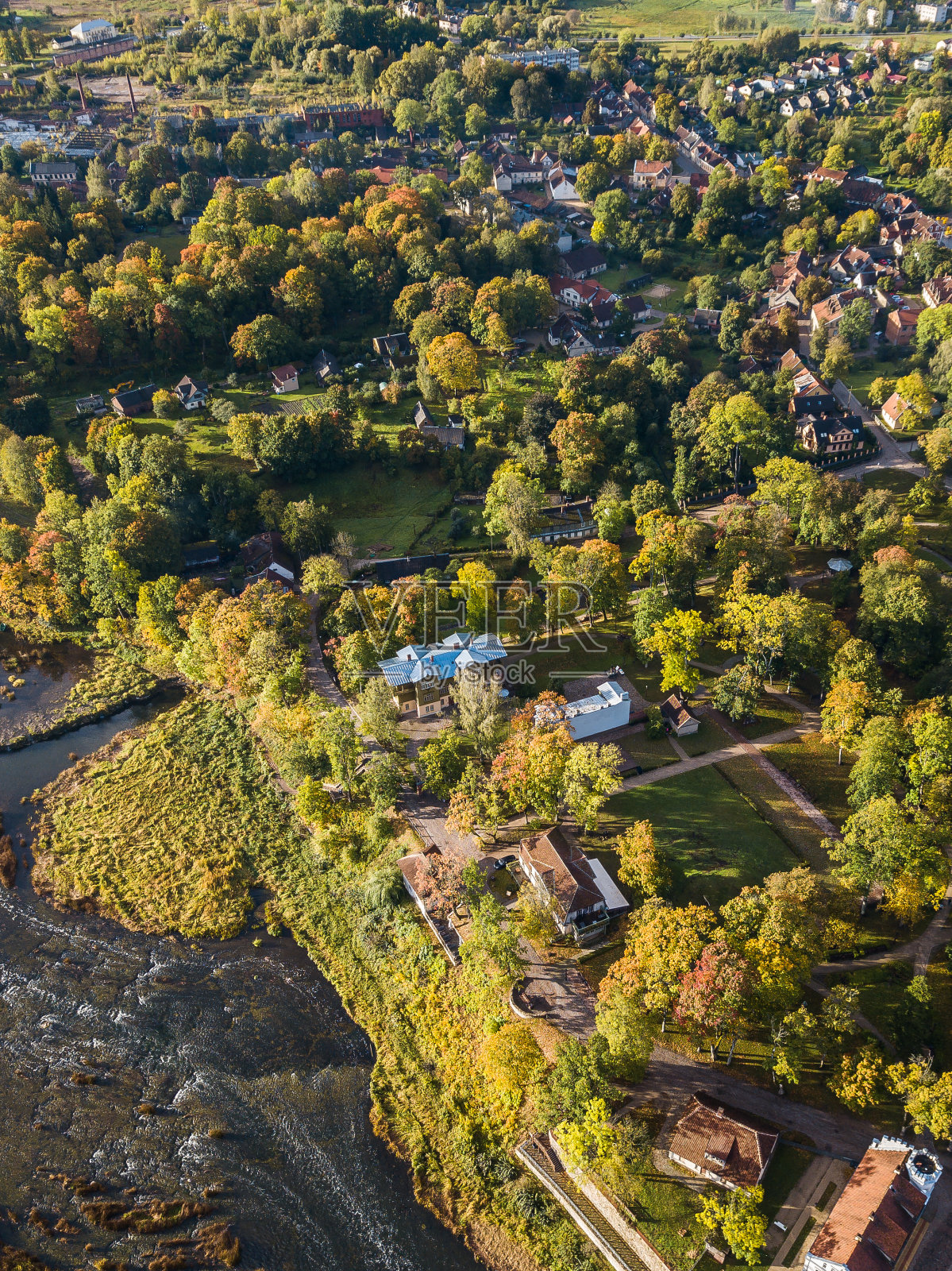 在晴朗的秋天早晨，拉脱维亚库尔迪加镇的鸟瞰图照片摄影图片