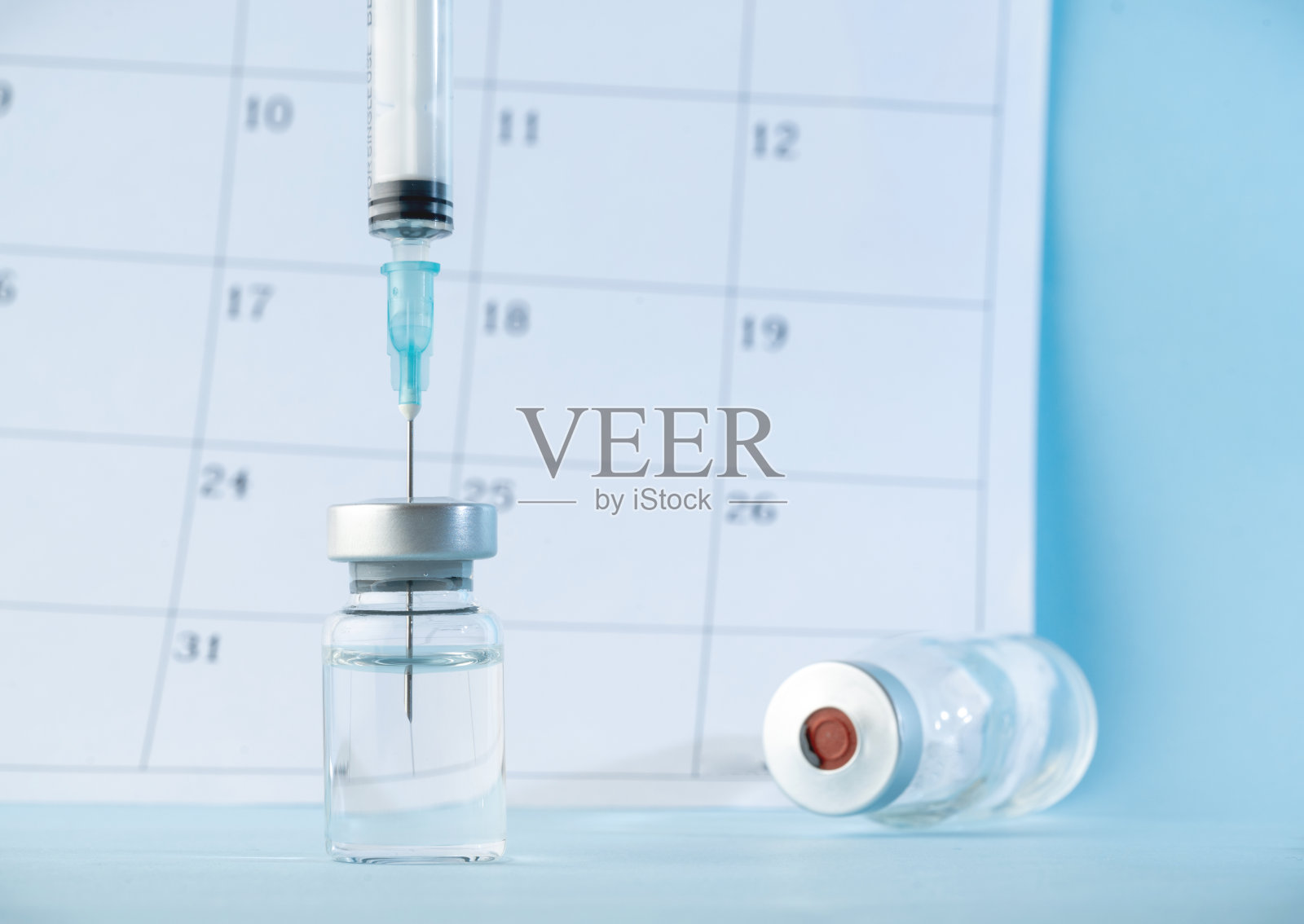 注射器和疫苗在日历股票照片照片摄影图片