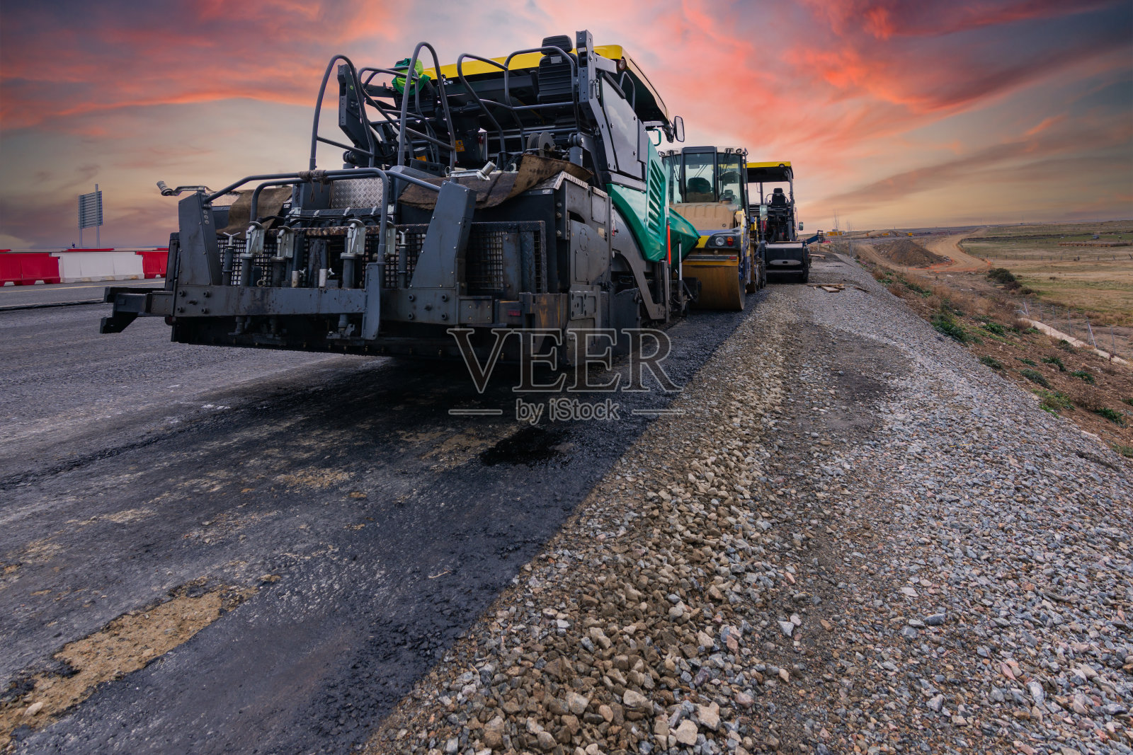 公路施工现场的沥青机械照片摄影图片