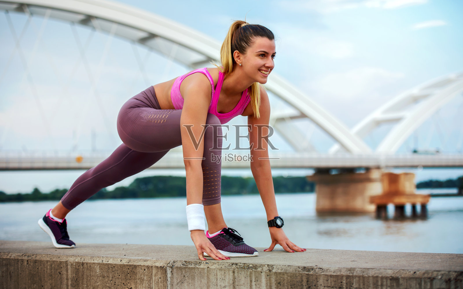 伸展运动。年轻女子在户外健身。运动及康乐概念照片摄影图片