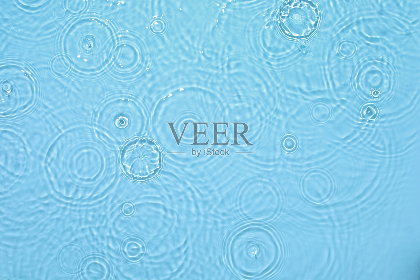 透明的蓝色，清澈平静的水面纹理照片摄影图片