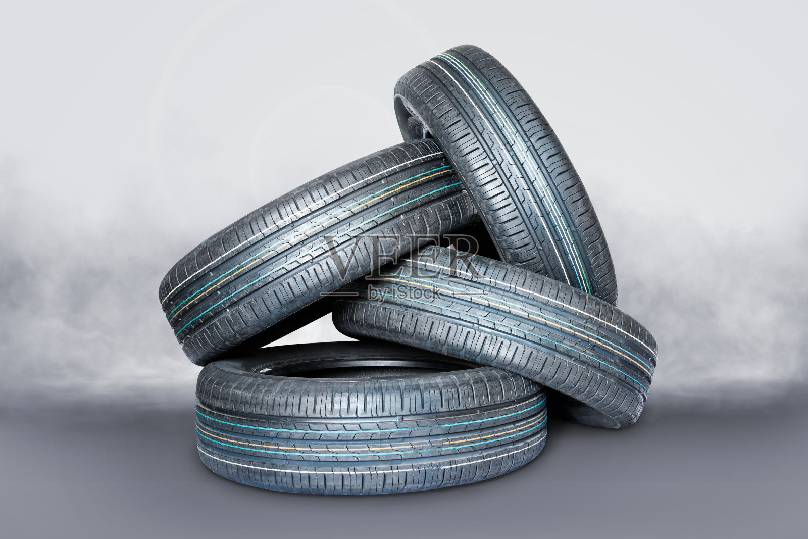堆积的夏季汽车轮胎上的白色背景与阴影照片摄影图片