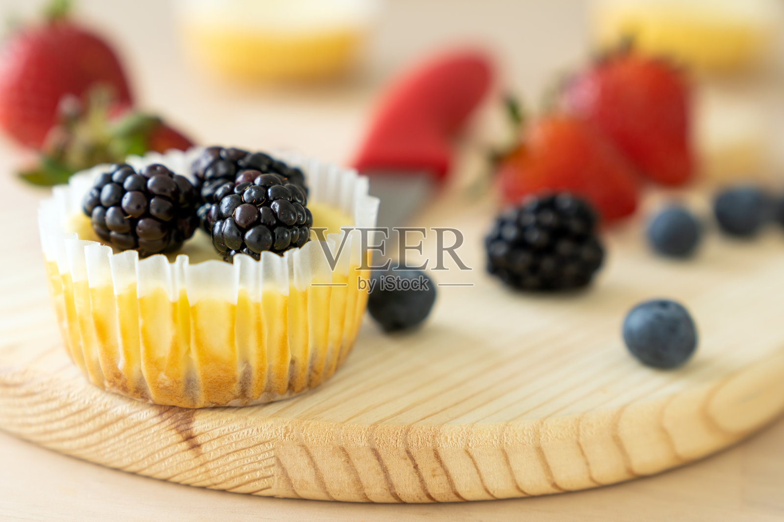 迷你芝士蛋糕装饰蓝莓，黑莓和草莓照片摄影图片