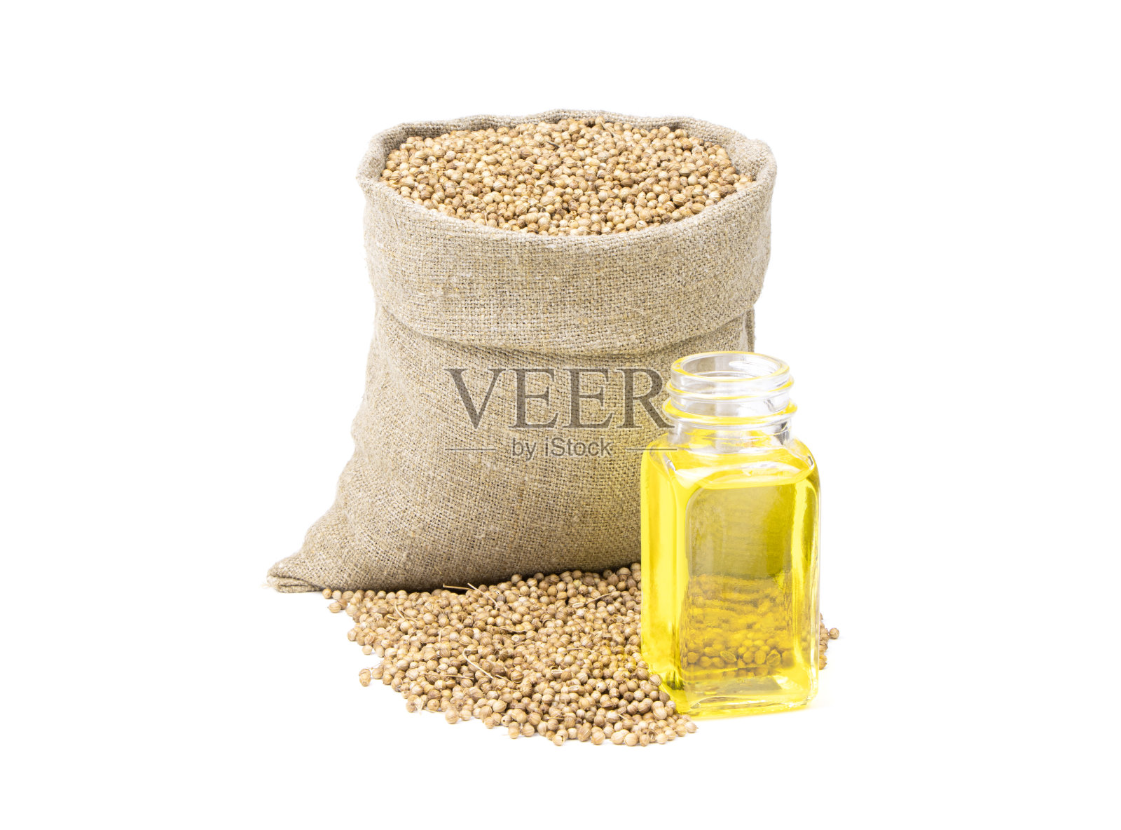 香菜精油。一瓶莳萝油。香菜在一袋孤立的白色背景上。麻袋里的香菜。健康食品。素食照片摄影图片