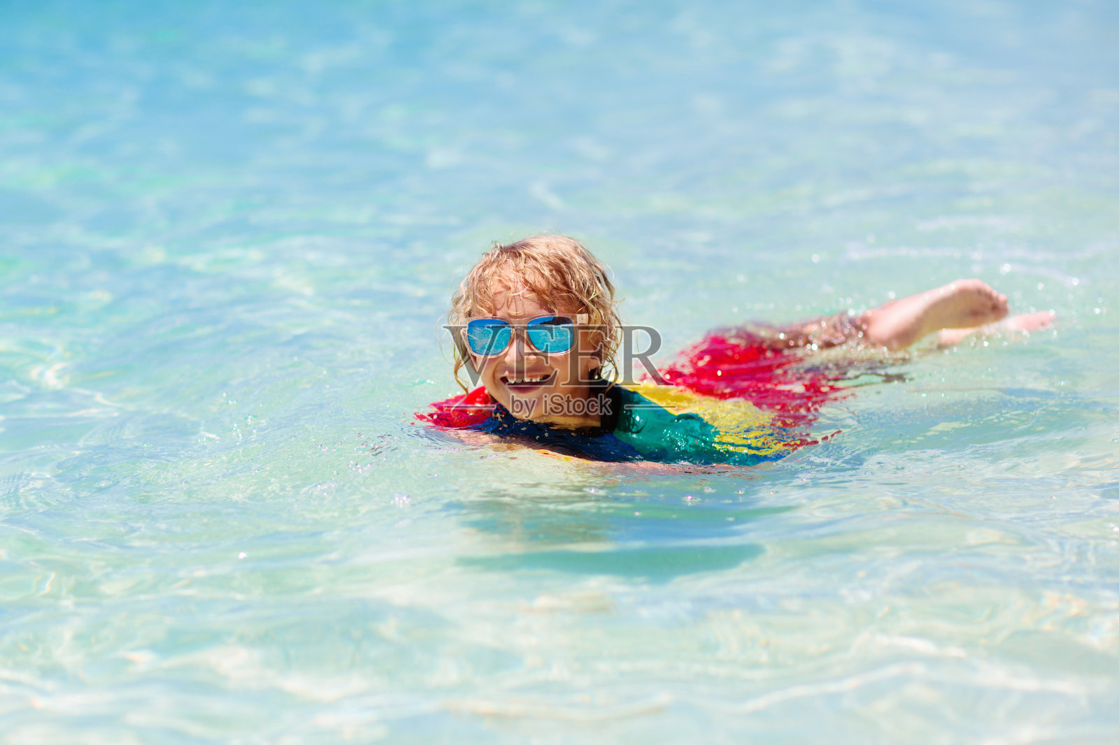 孩子们在热带海滩上冲浪。与孩子的假期。照片摄影图片