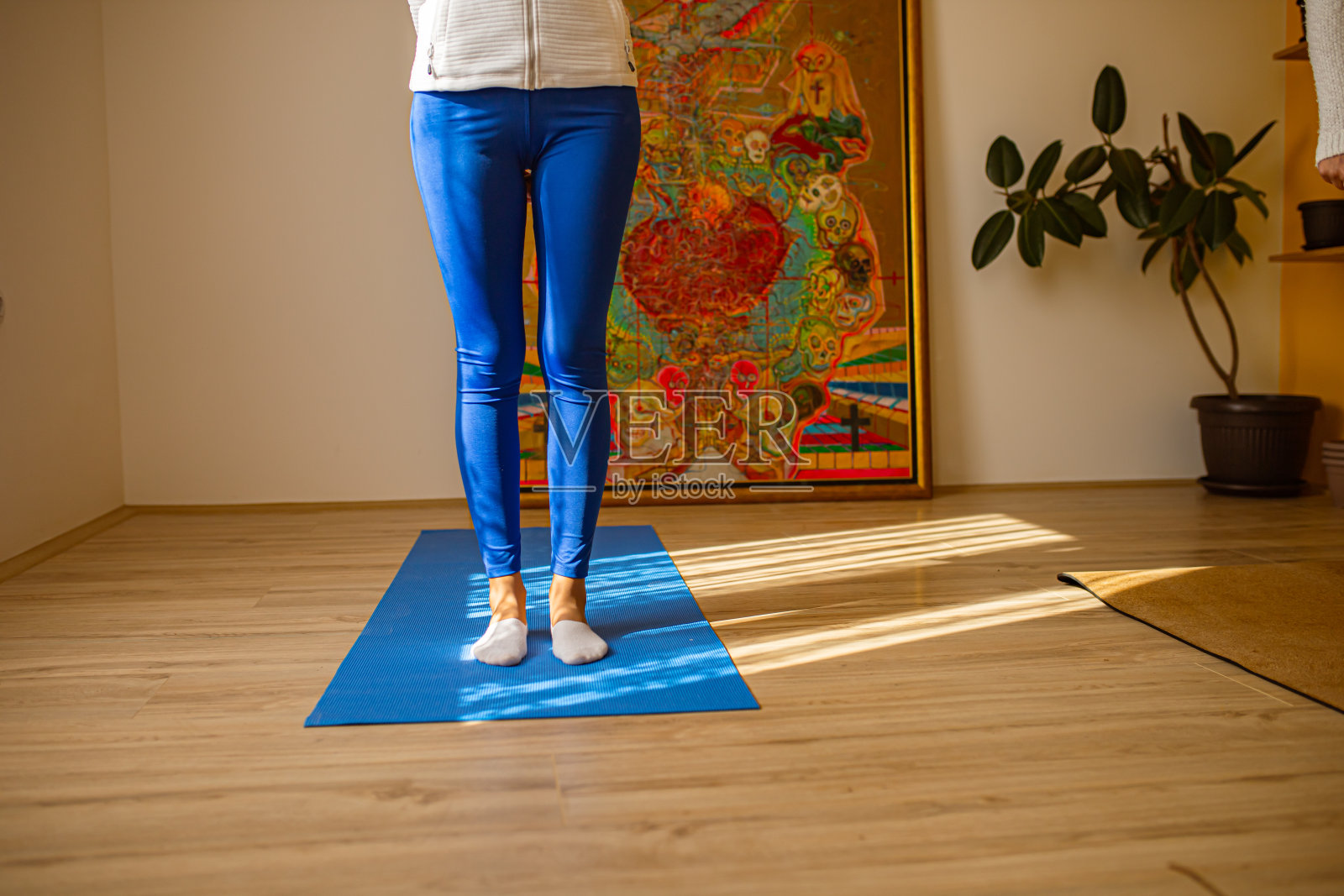 在家上瑜伽课照片摄影图片