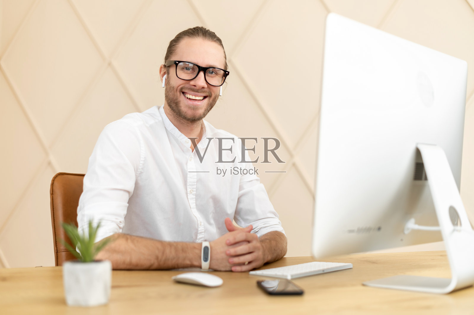 一个坐在办公桌前的嬉皮士照片摄影图片