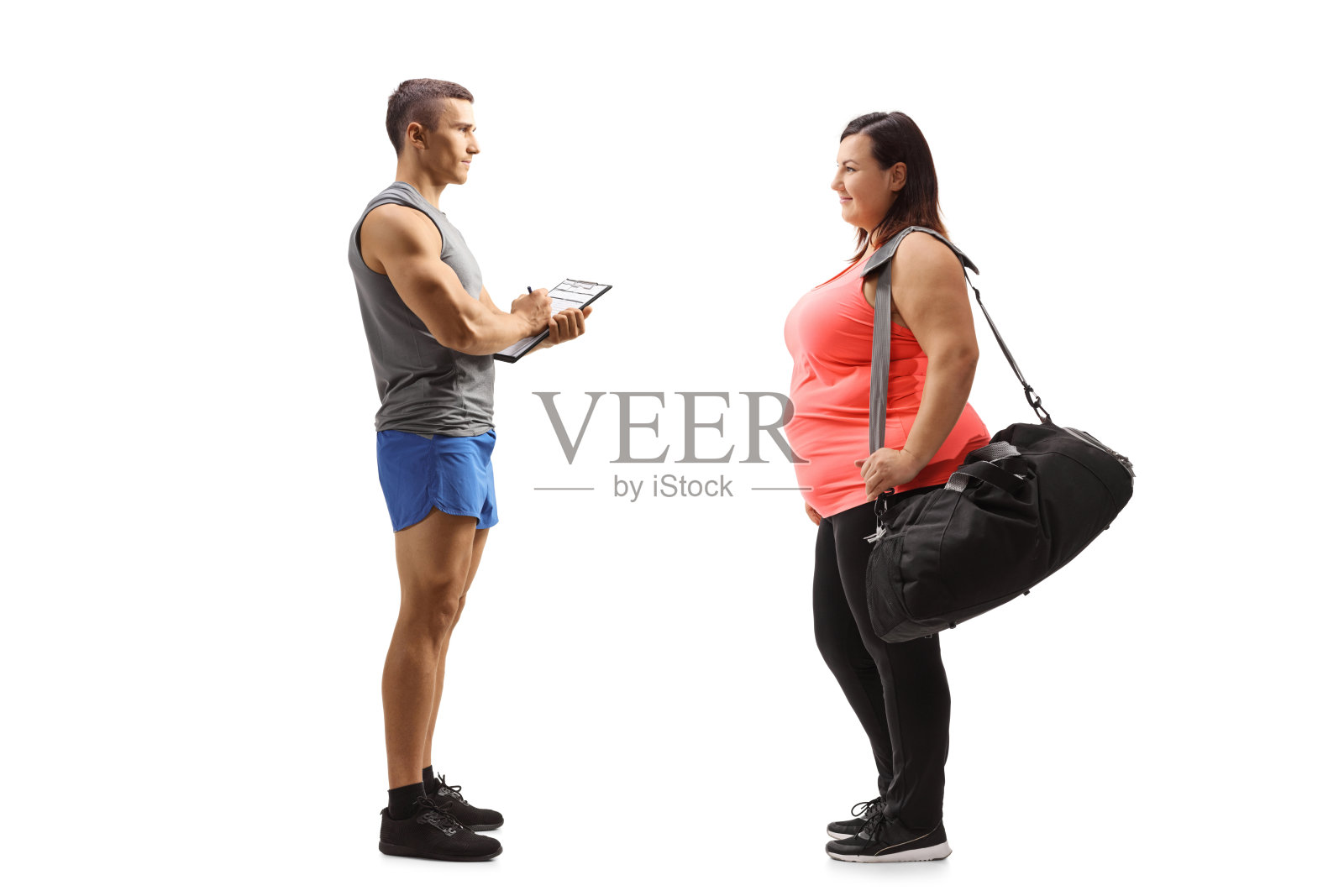 一个健身教练给一个超重的女人建议的完整的侧面照片照片摄影图片