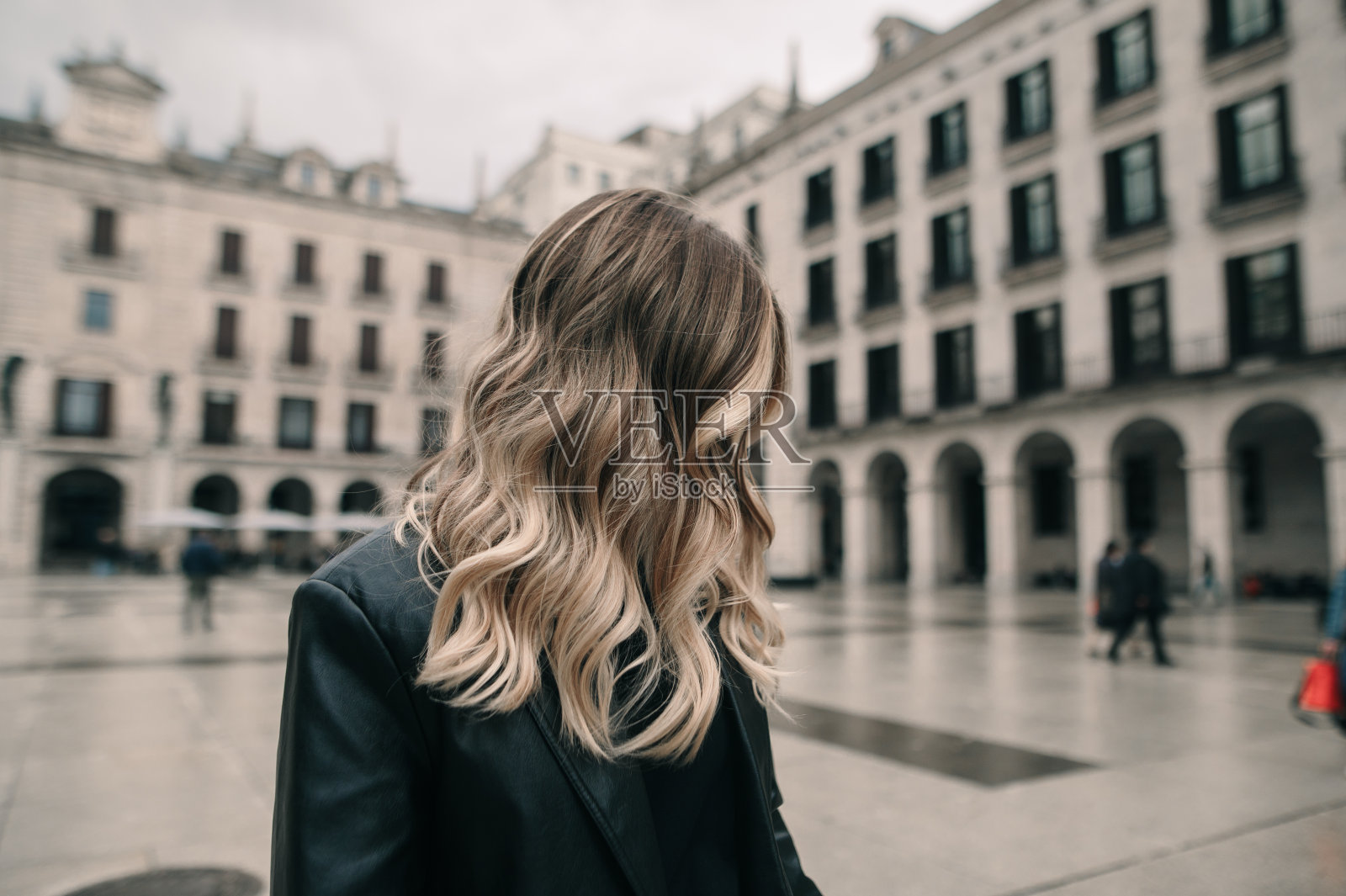 有一头浅色头发的年轻女子照片摄影图片