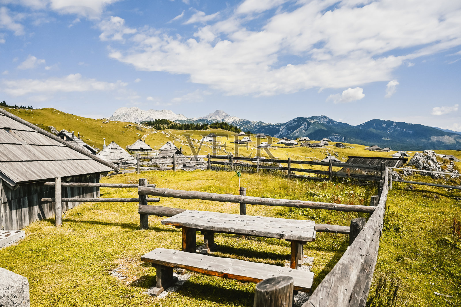 山茅舍、茅屋或小木屋位于大草原上的高山草甸景观。生态农业。家庭徒步旅行的目的地。Kamnik阿尔卑斯山,斯洛文尼亚。大高原。照片摄影图片