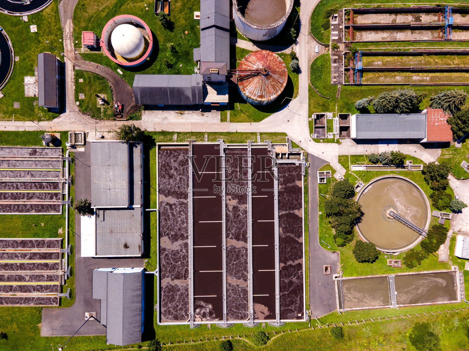污水处理厂鸟瞰图。工业水处理。生态和健康环境理念照片摄影图片
