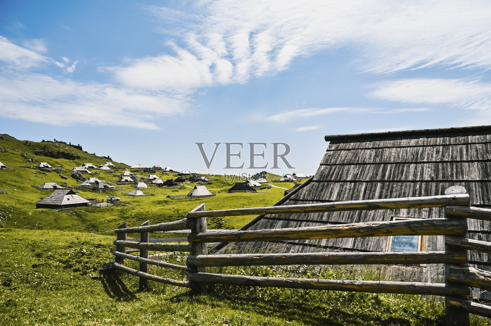 山茅舍、茅屋或小木屋位于大草原上的高山草甸景观。生态农业。家庭徒步旅行的目的地。Kamnik阿尔卑斯山,斯洛文尼亚。大高原。照片摄影图片