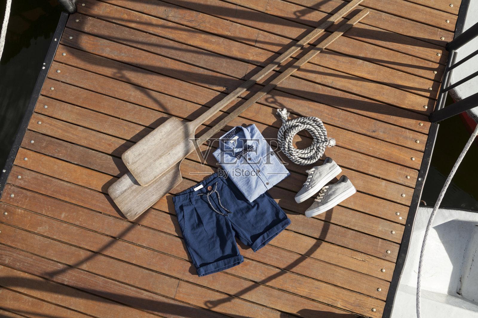 儿童时尚-一套儿童航海服。照片摄影图片