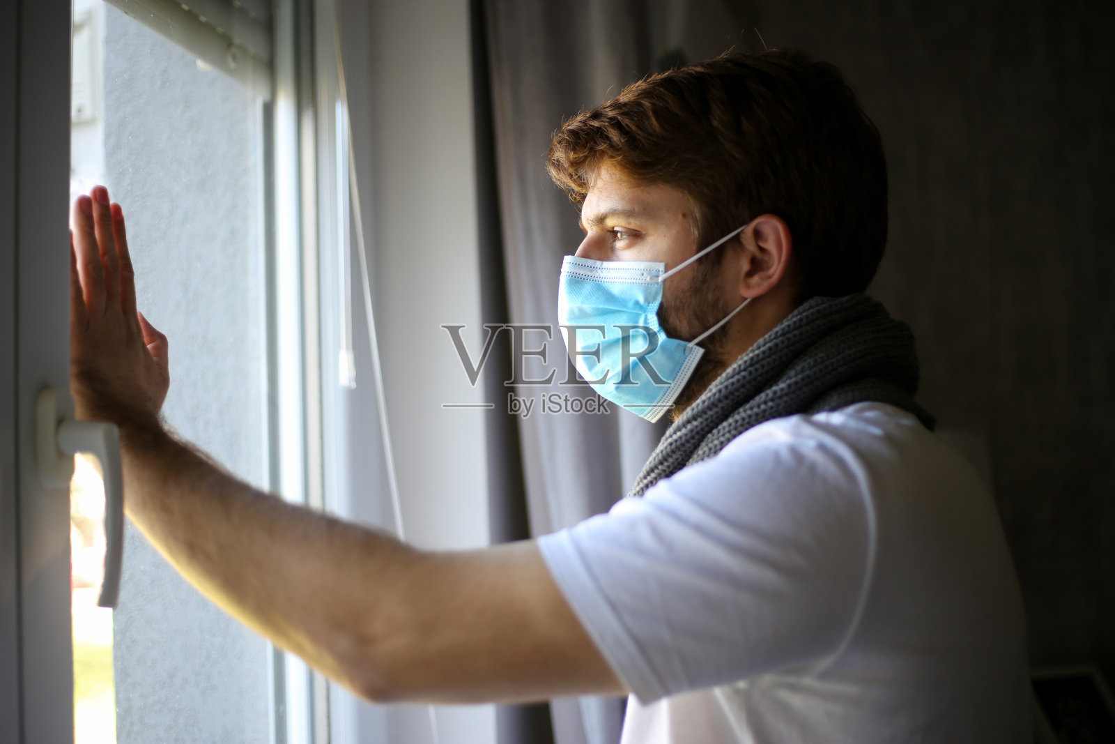 男子在家中隔离病毒爆发或疑病症库存照片照片摄影图片