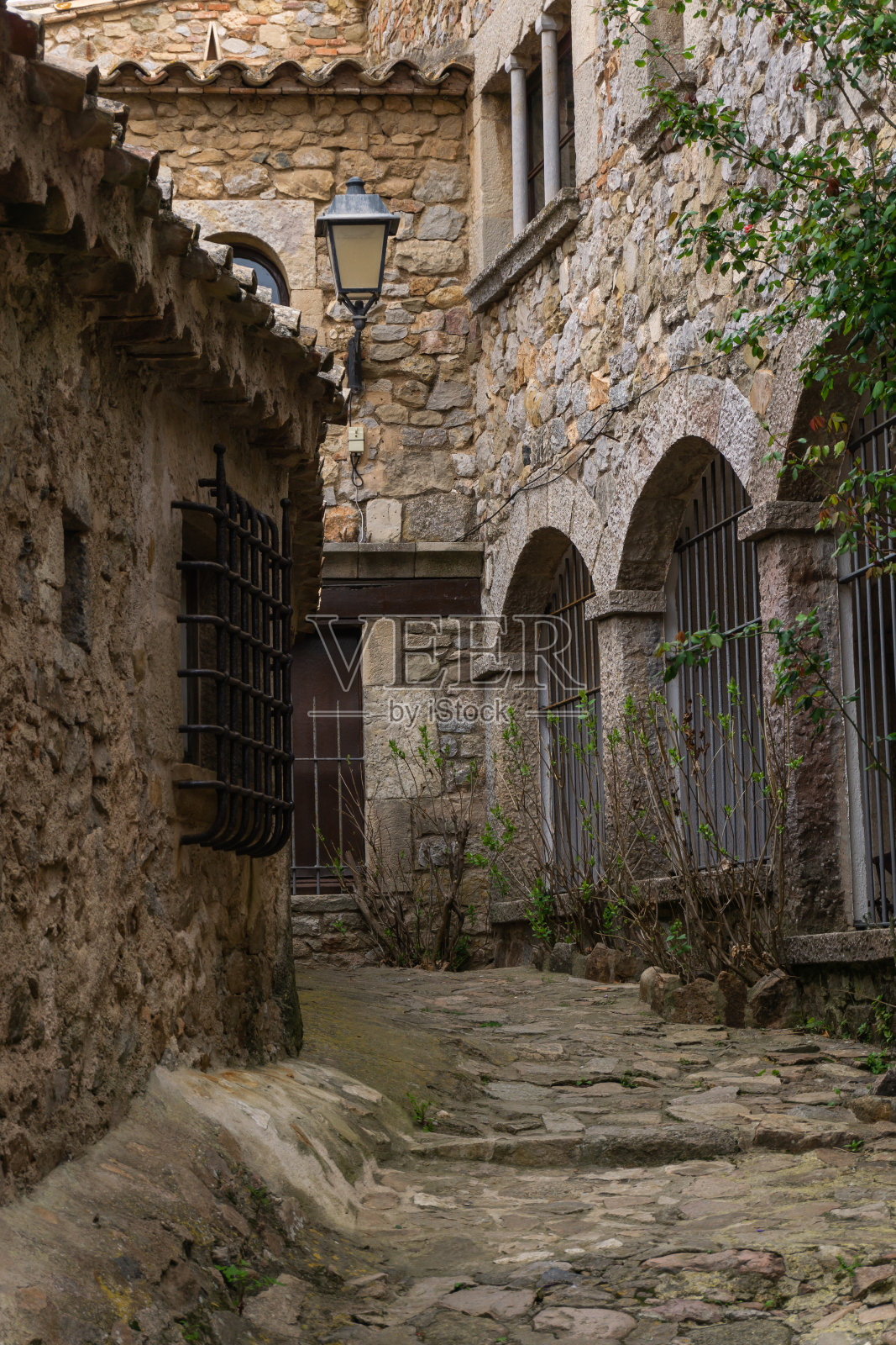 在一个古老的石头在一个村庄的街道的观点照片摄影图片