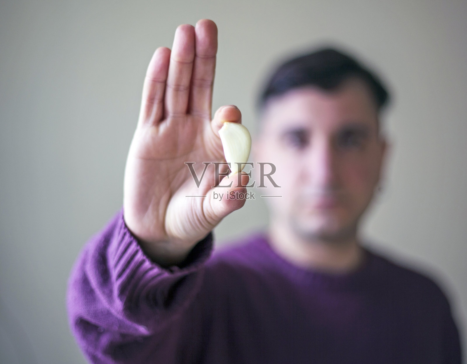 拿着大蒜的男人照片摄影图片