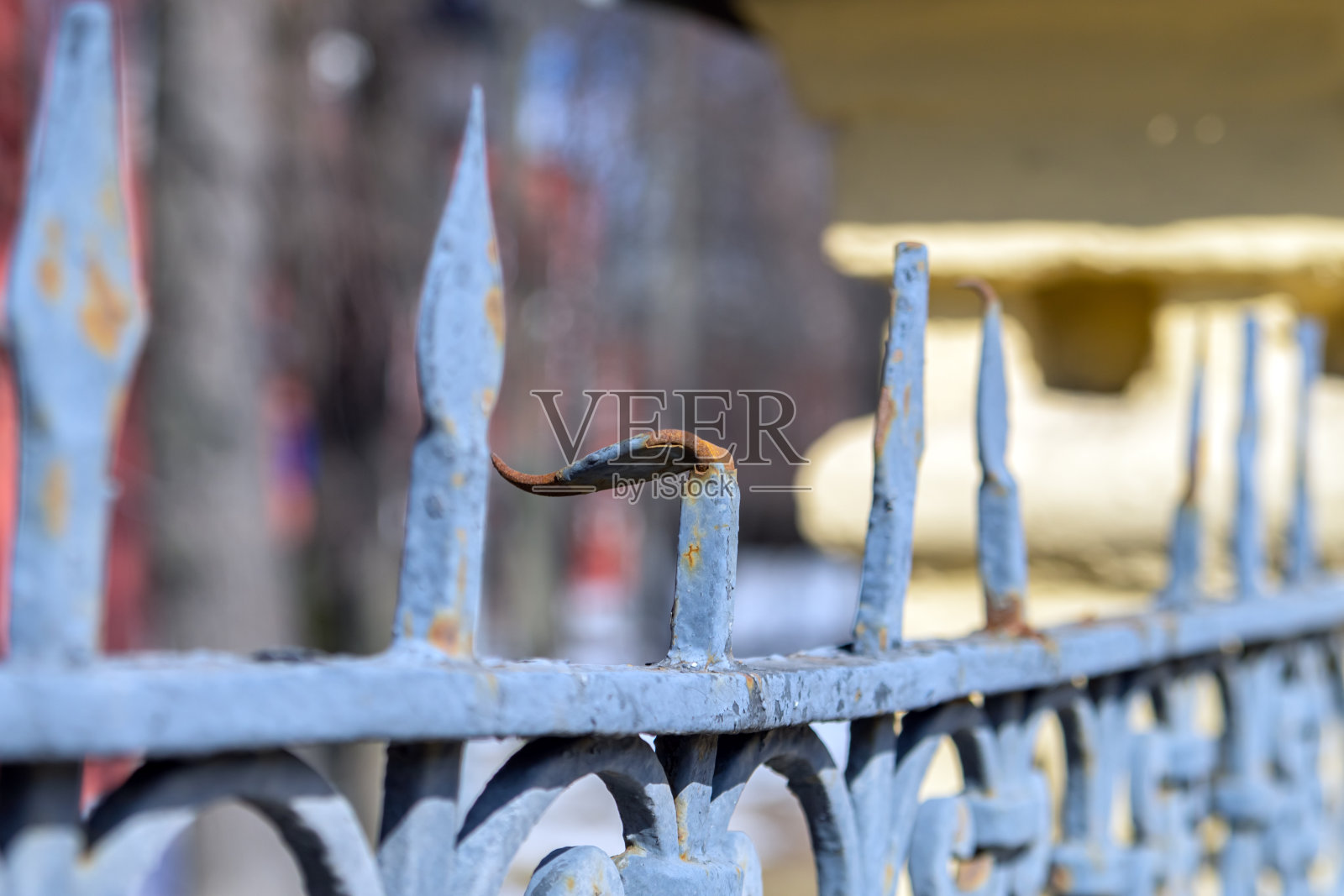 灰色金属栅栏顶端的一排尖钉照片摄影图片