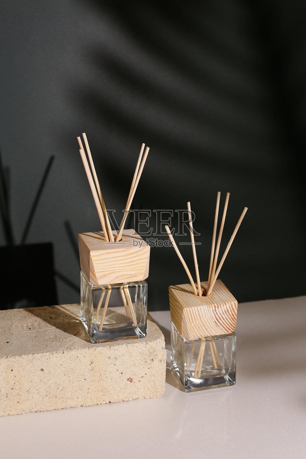 放松水疗场景中的草药和精油治疗设备照片摄影图片