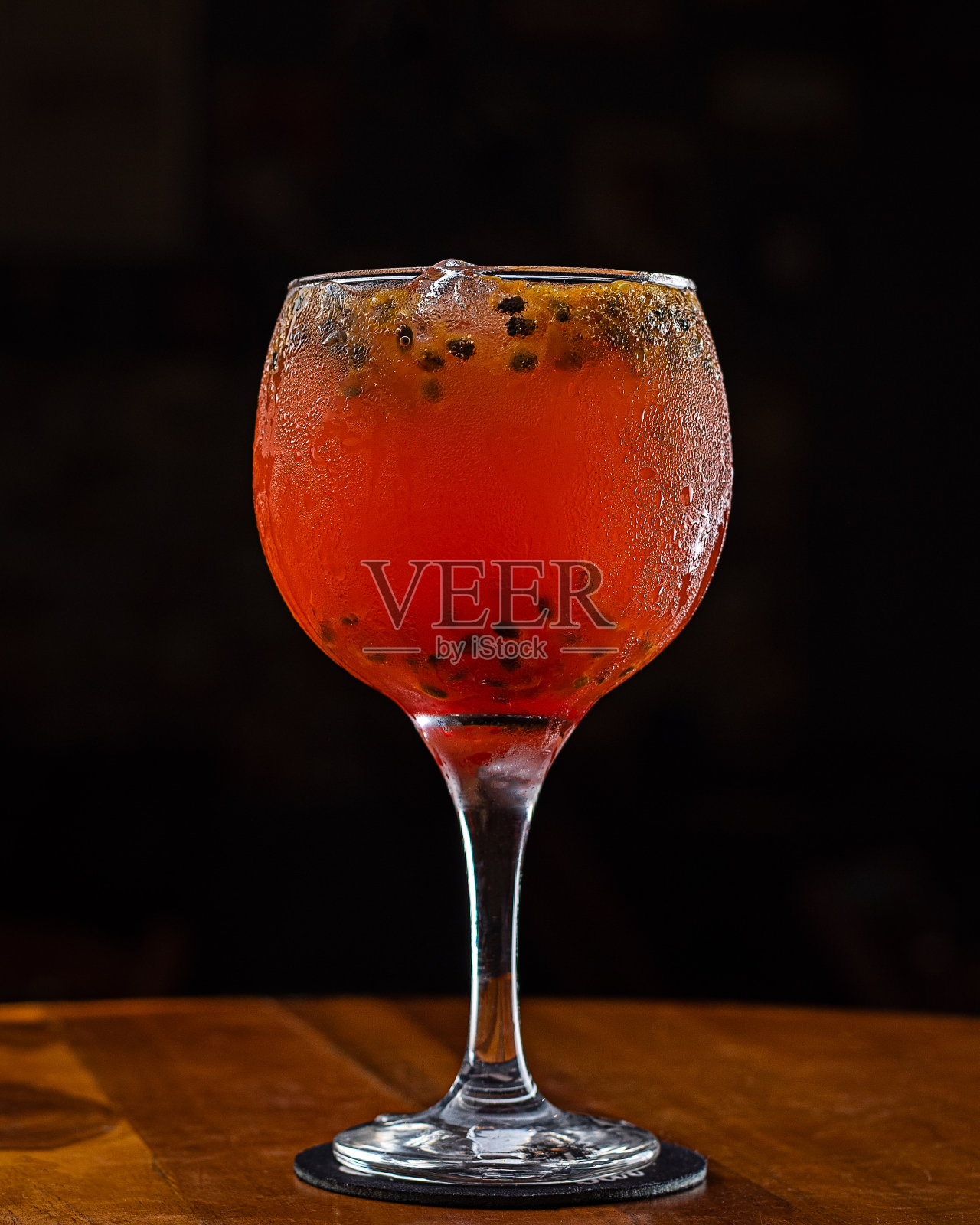 喝含酒精的饮料——杜松子酒照片摄影图片