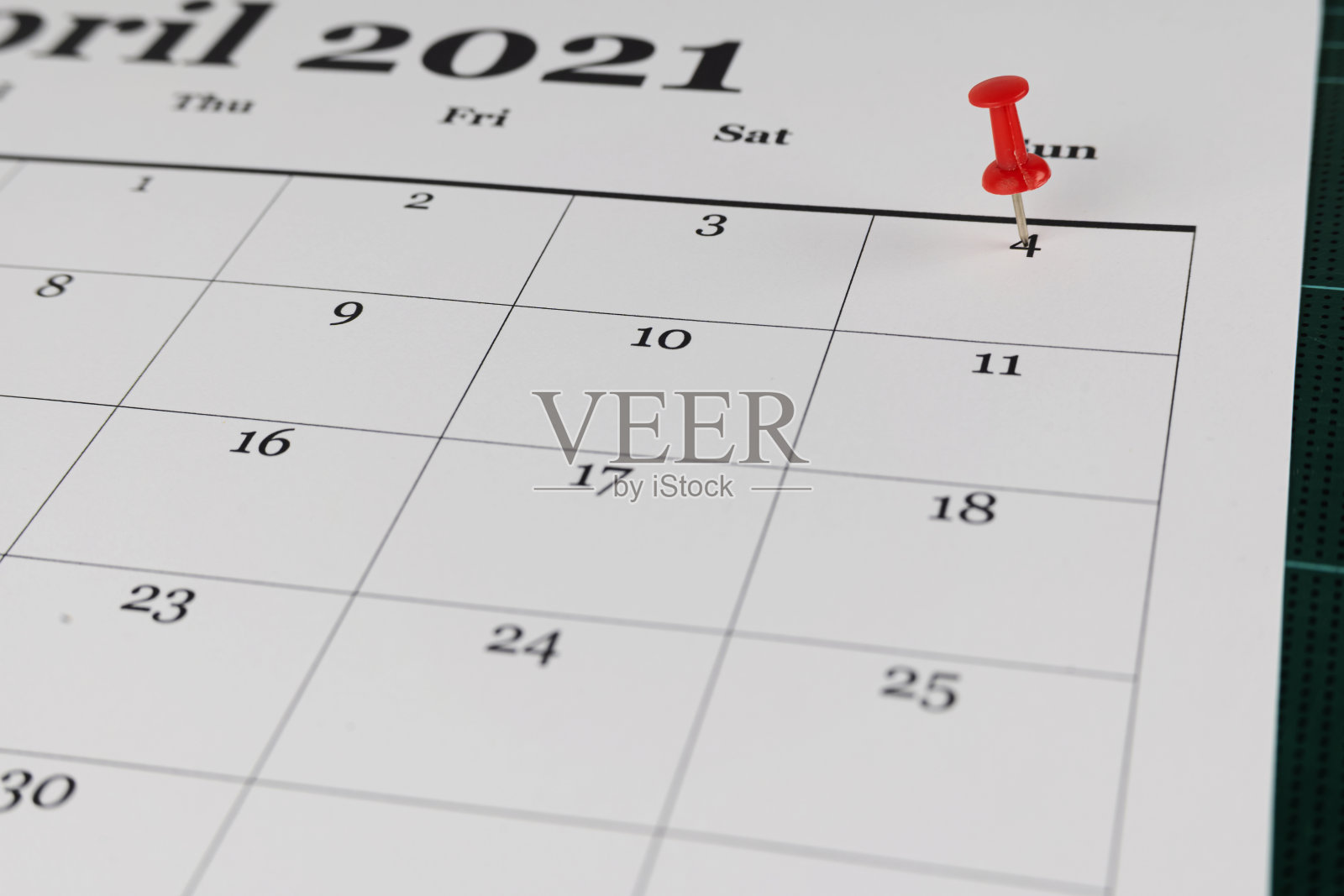 用别针把四月的第一天环起来照片摄影图片