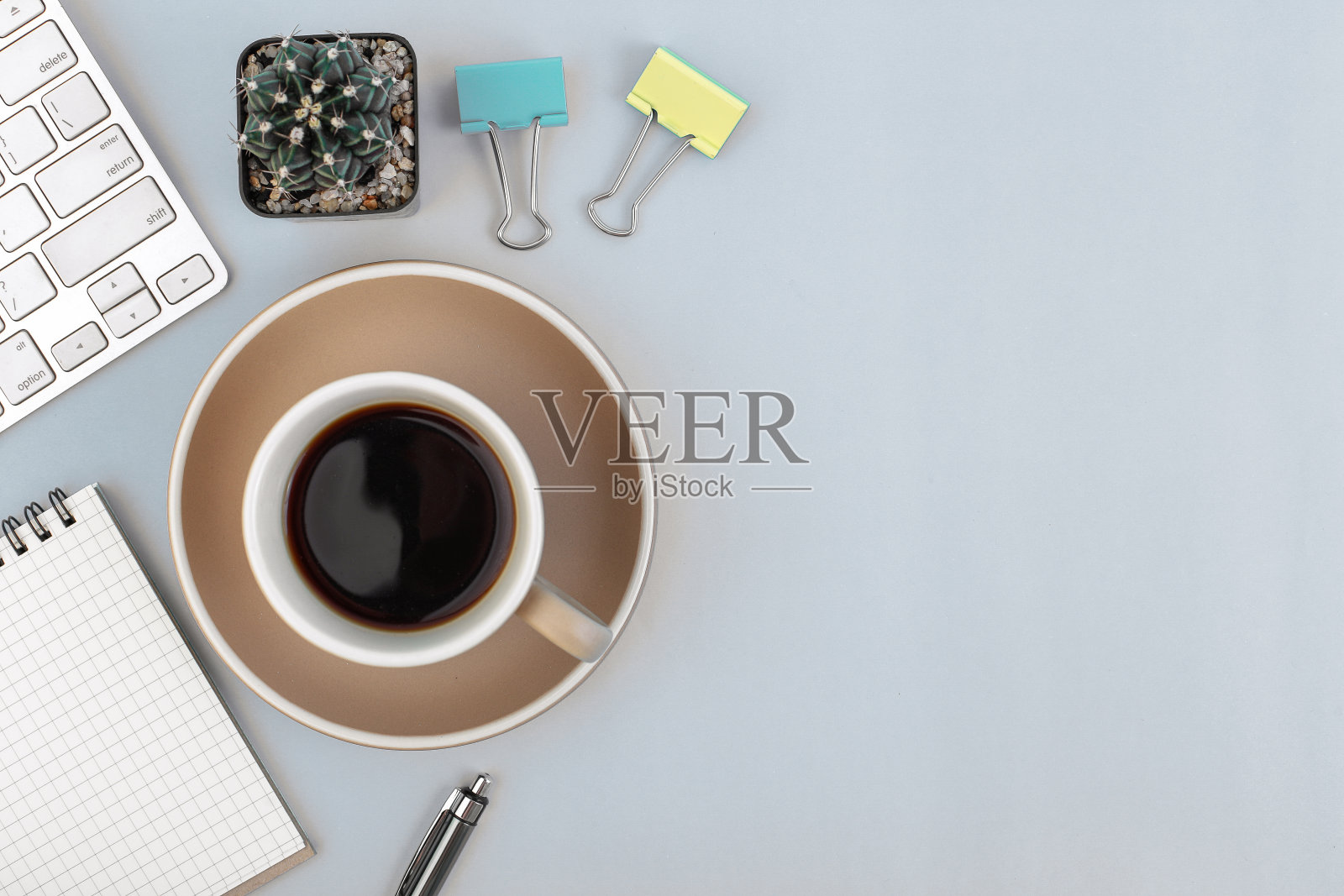 俯视图办公桌桌面白色背景，电脑键盘等办公用品。顶视图与复制空间，平放。照片摄影图片