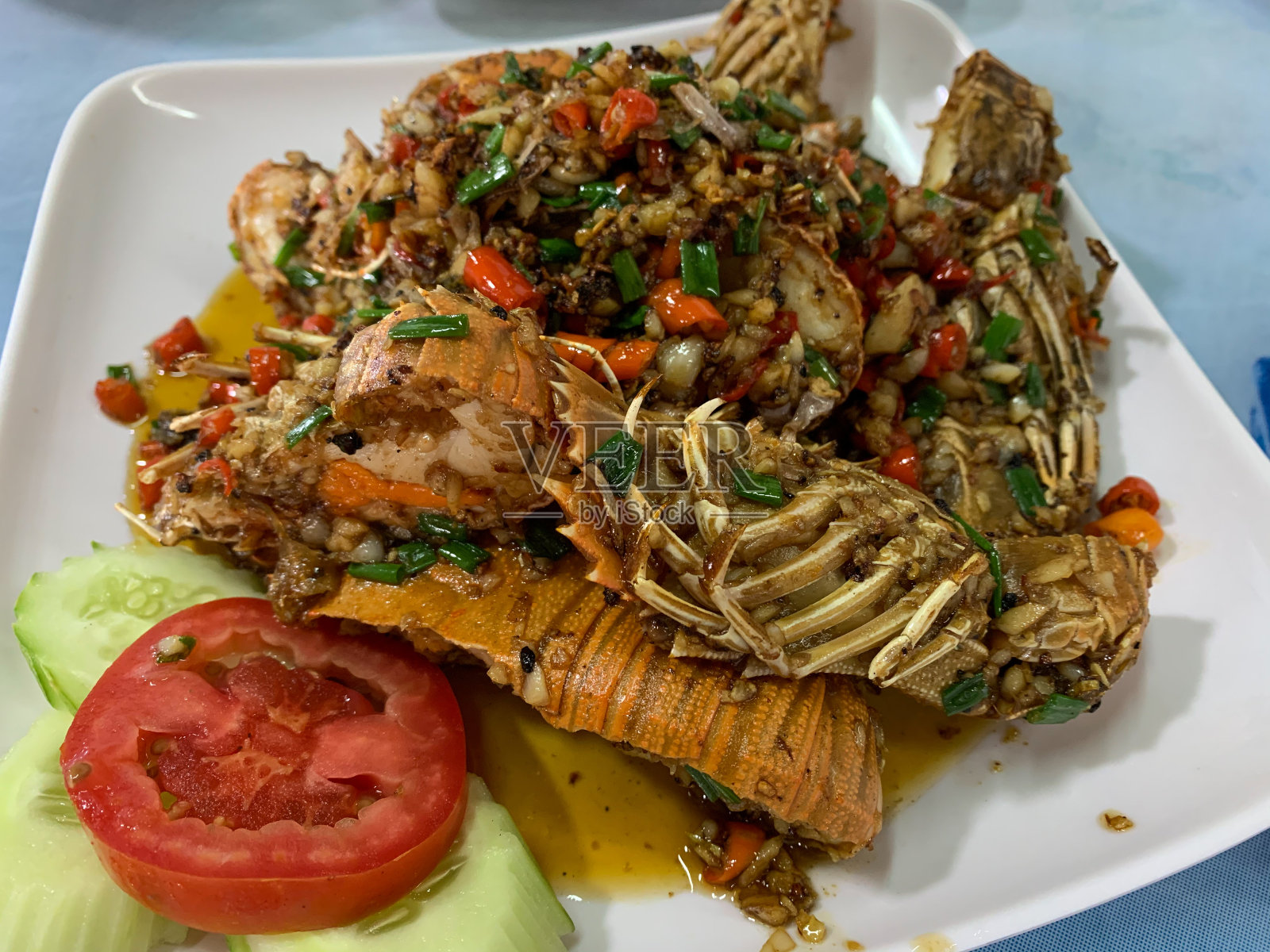 用辣椒和大蒜煸炒平头龙虾-特写照片摄影图片