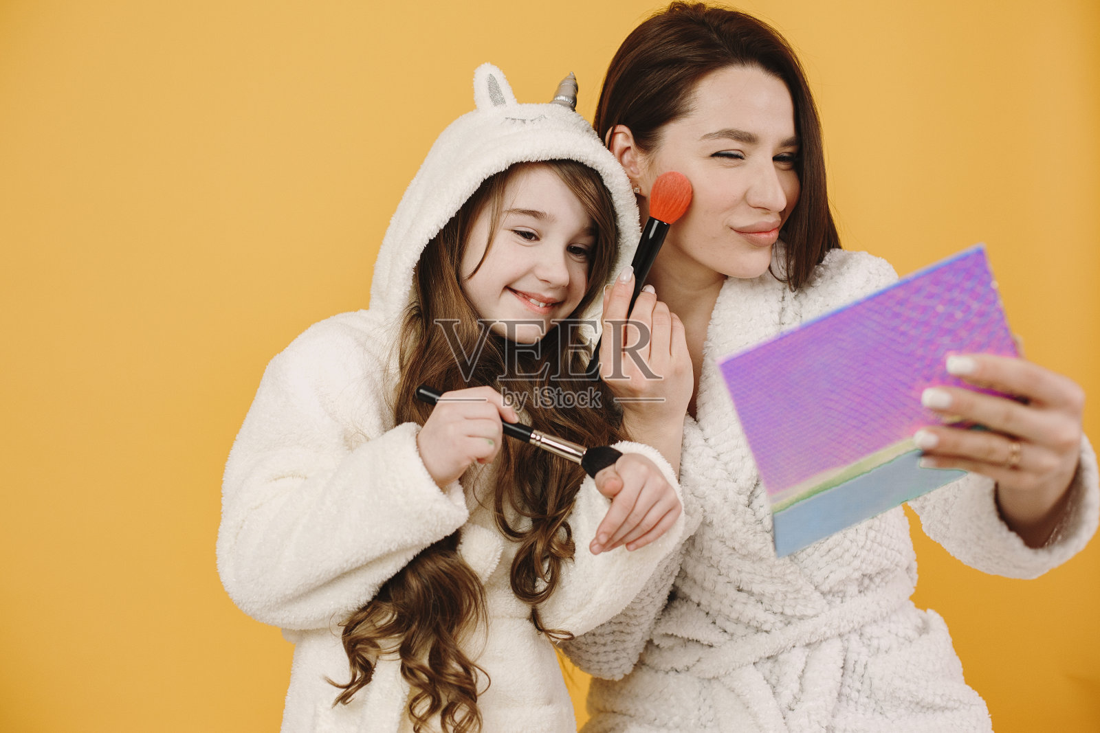 妈妈和女儿在化妆化妆照片摄影图片