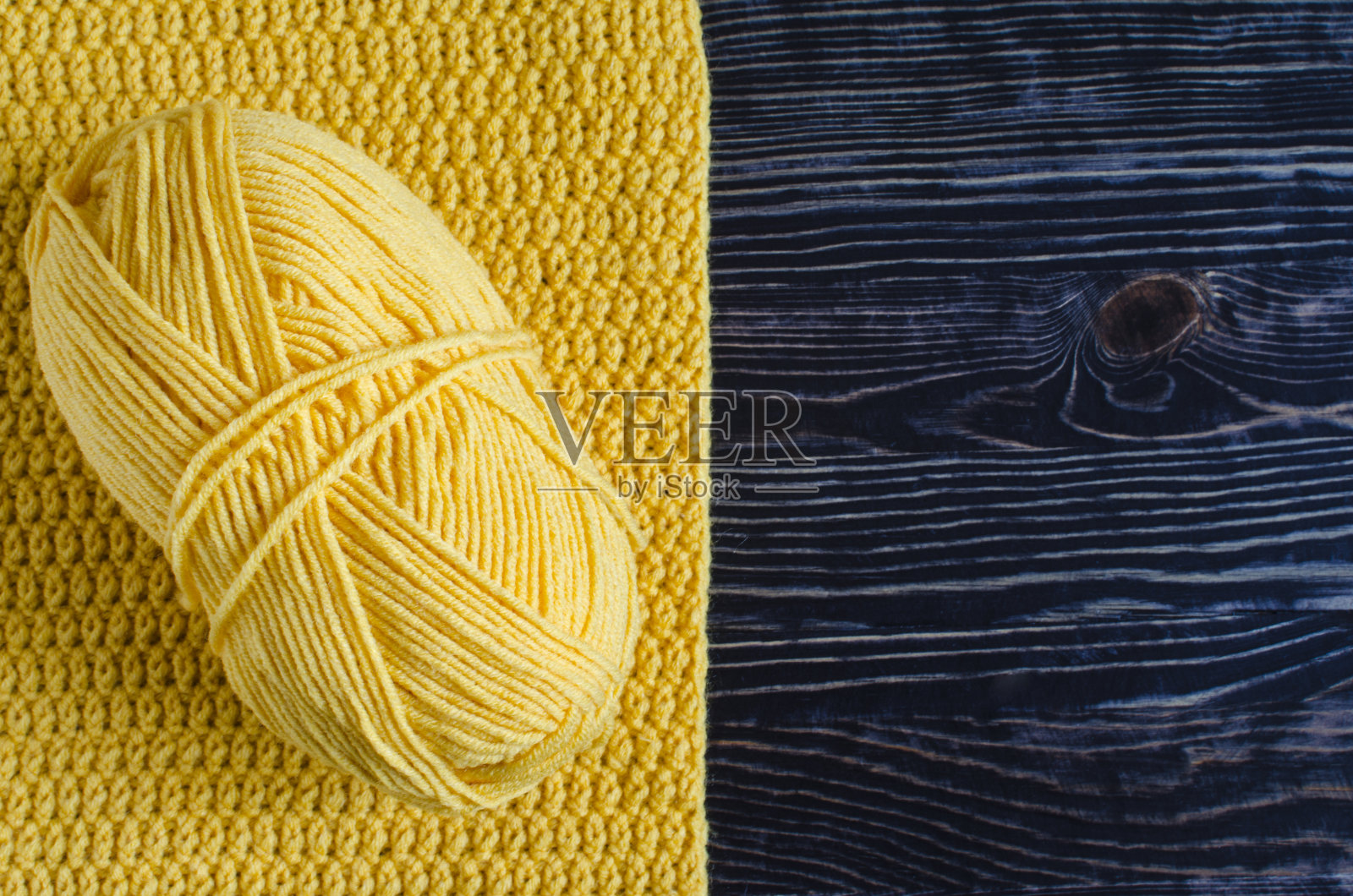 用咖啡空间的黄色线编织的背景上的一束黄色纱线照片摄影图片