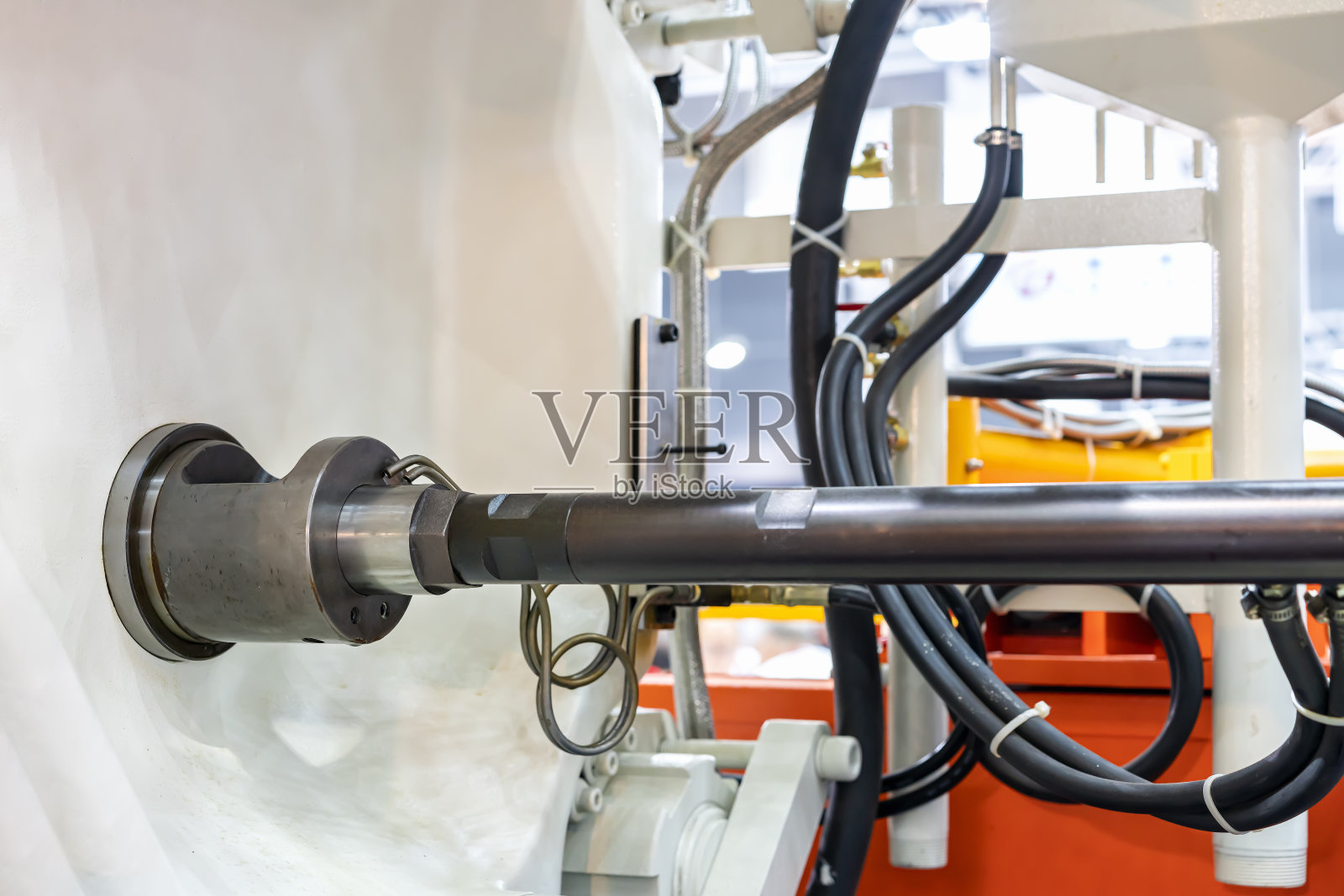 高压压铸机的钢柱杆端部和腔室部件，用于将熔融铝转移或注射到模具腔内照片摄影图片