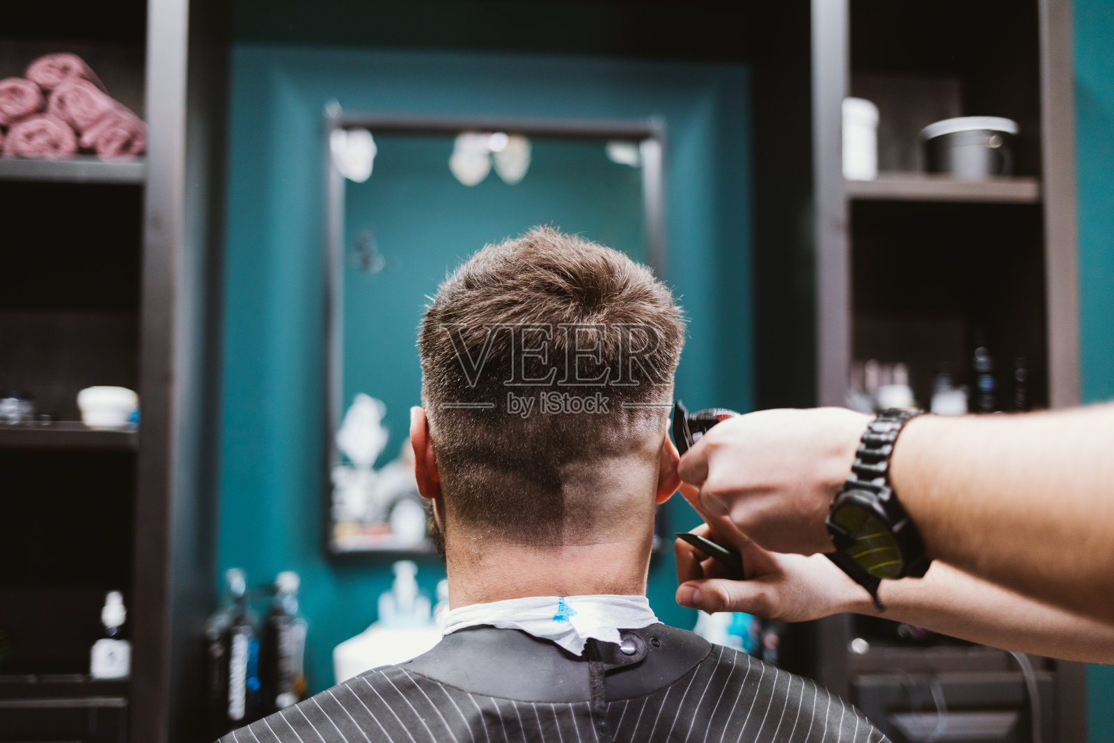 后视镜理发师用剪子为男性顾客理发照片摄影图片