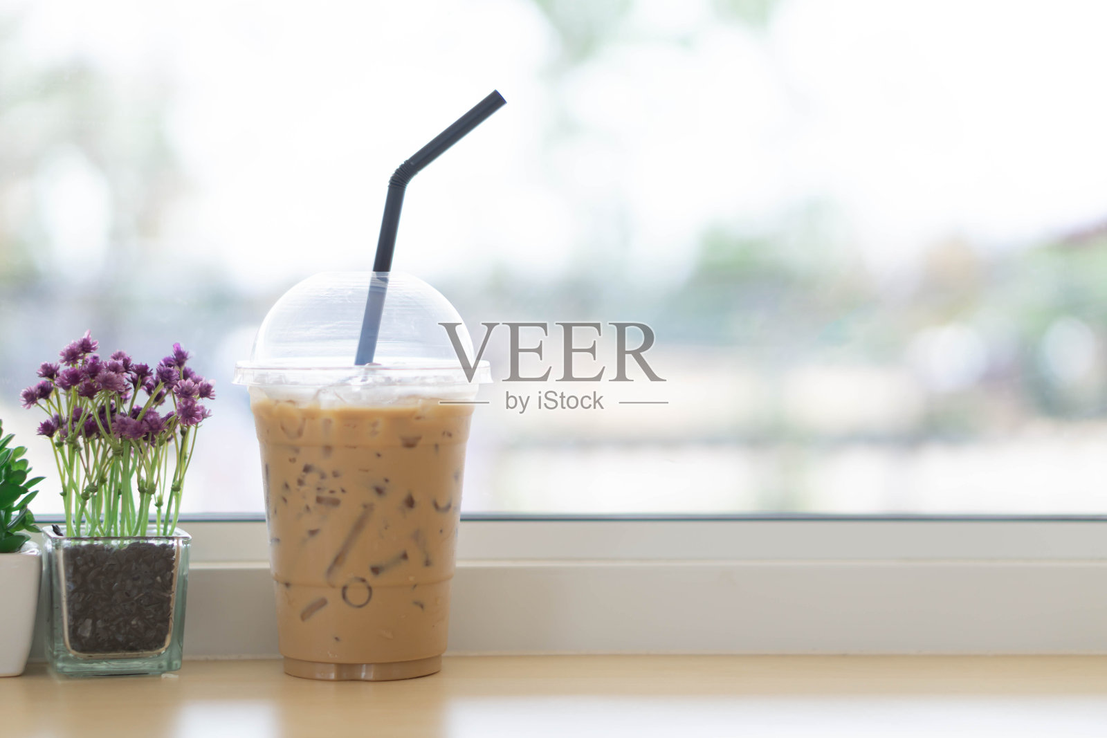 特写的冰咖啡杯与花盆在咖啡店照片摄影图片