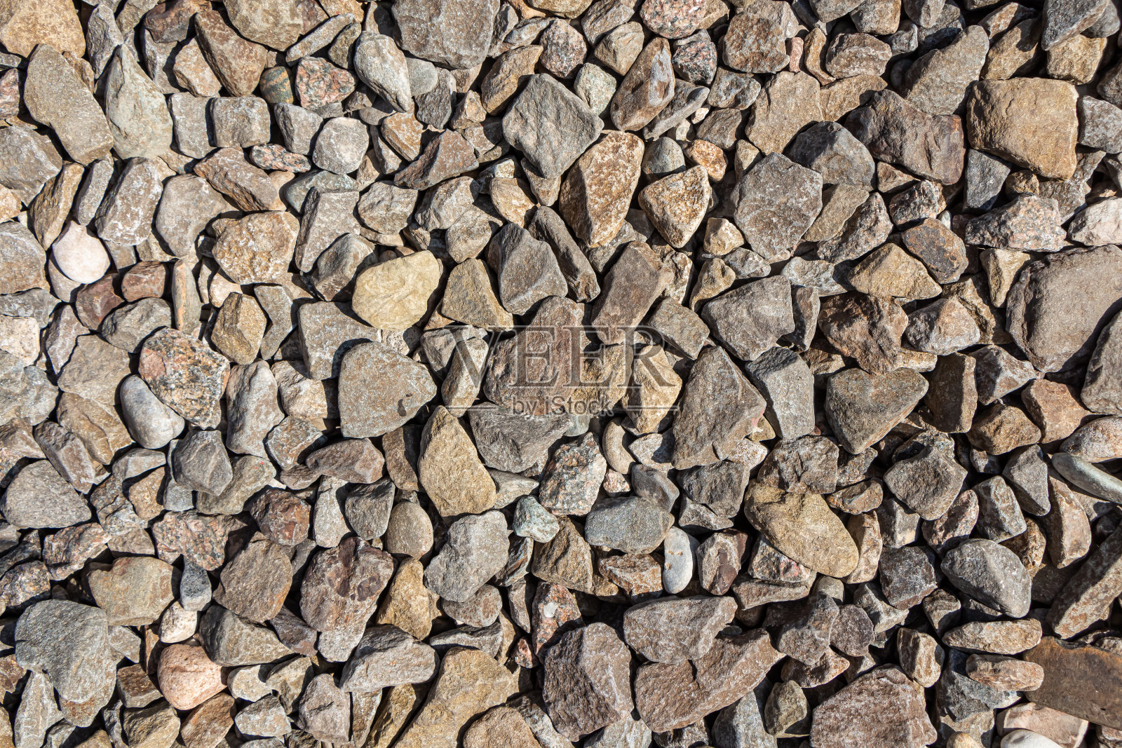 美丽纹理的橙色石头是在海边的海滩上照片摄影图片