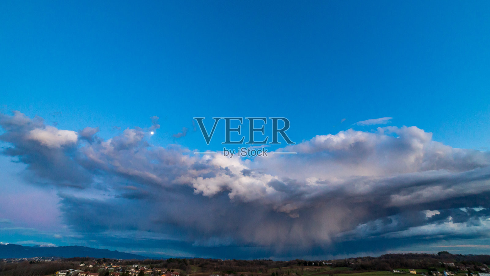 意大利弗里利-威尼斯-朱利亚的乡村冬日缤纷的日落照片摄影图片