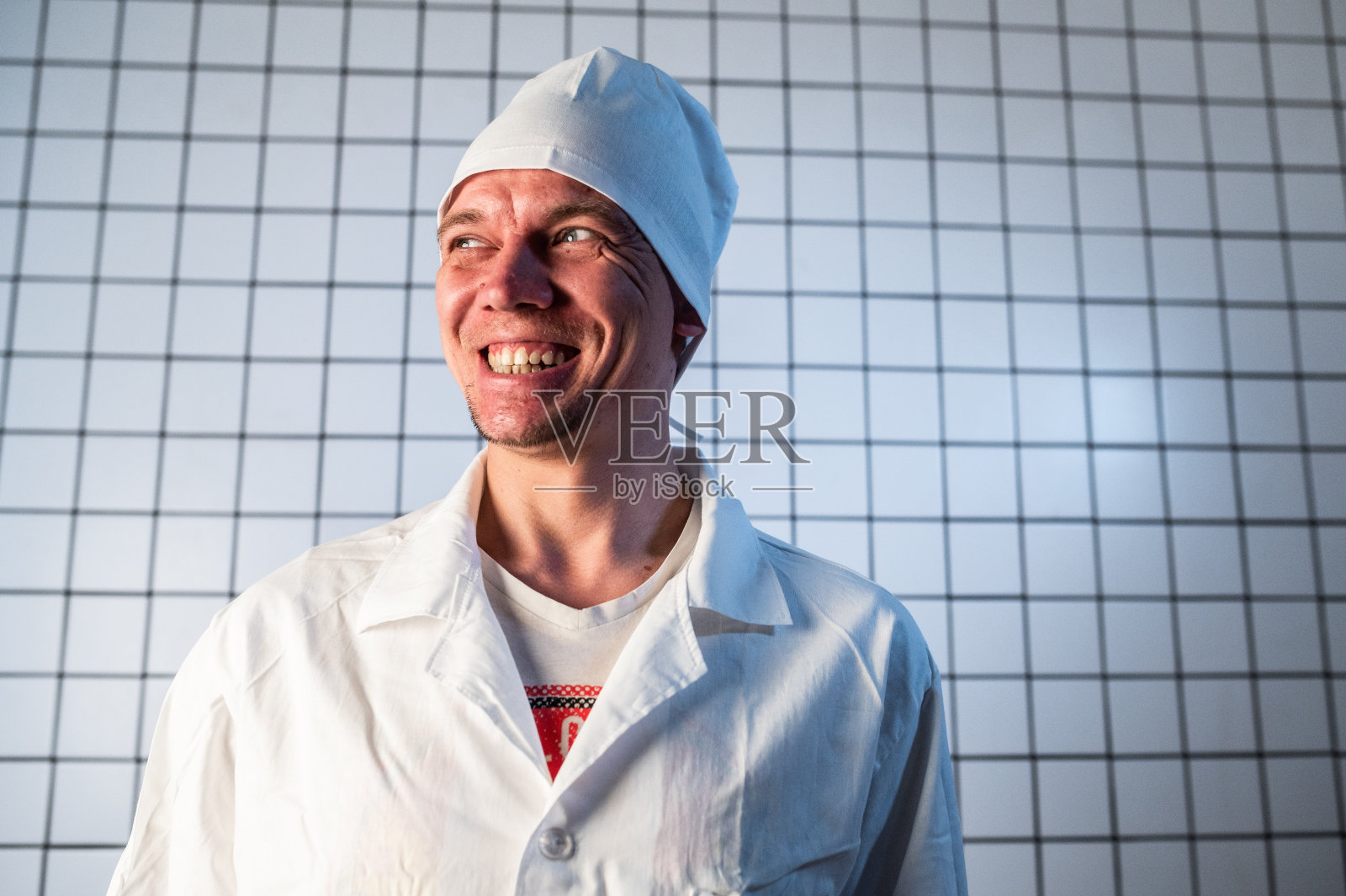 诊所男医疗助理。年轻外科医生肖像照片摄影图片