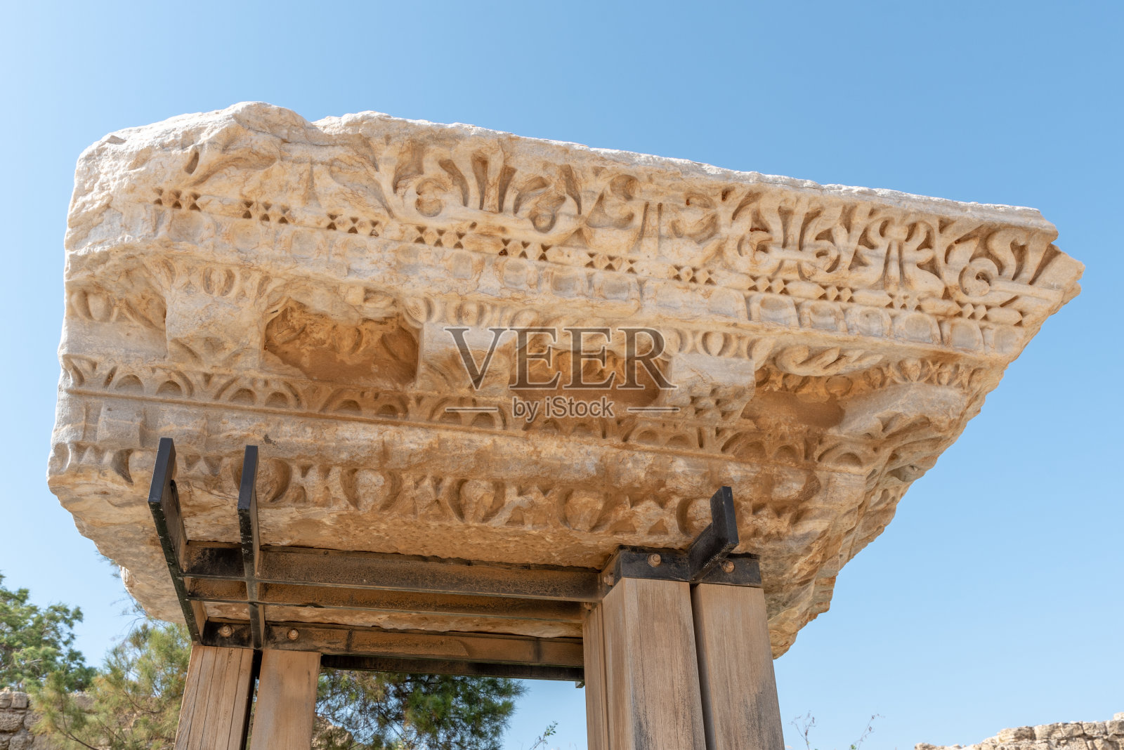 以色列凯撒利亚国家公园的大理石考古碎片照片摄影图片