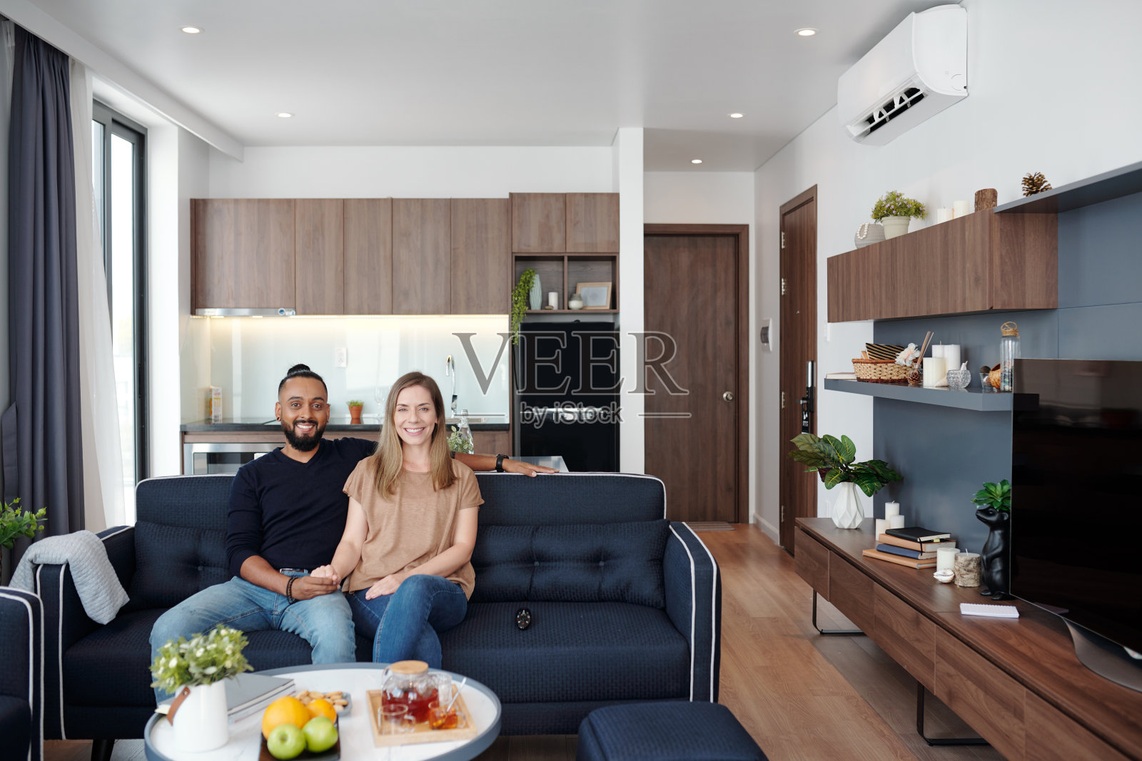 单间公寓的夫妇照片摄影图片