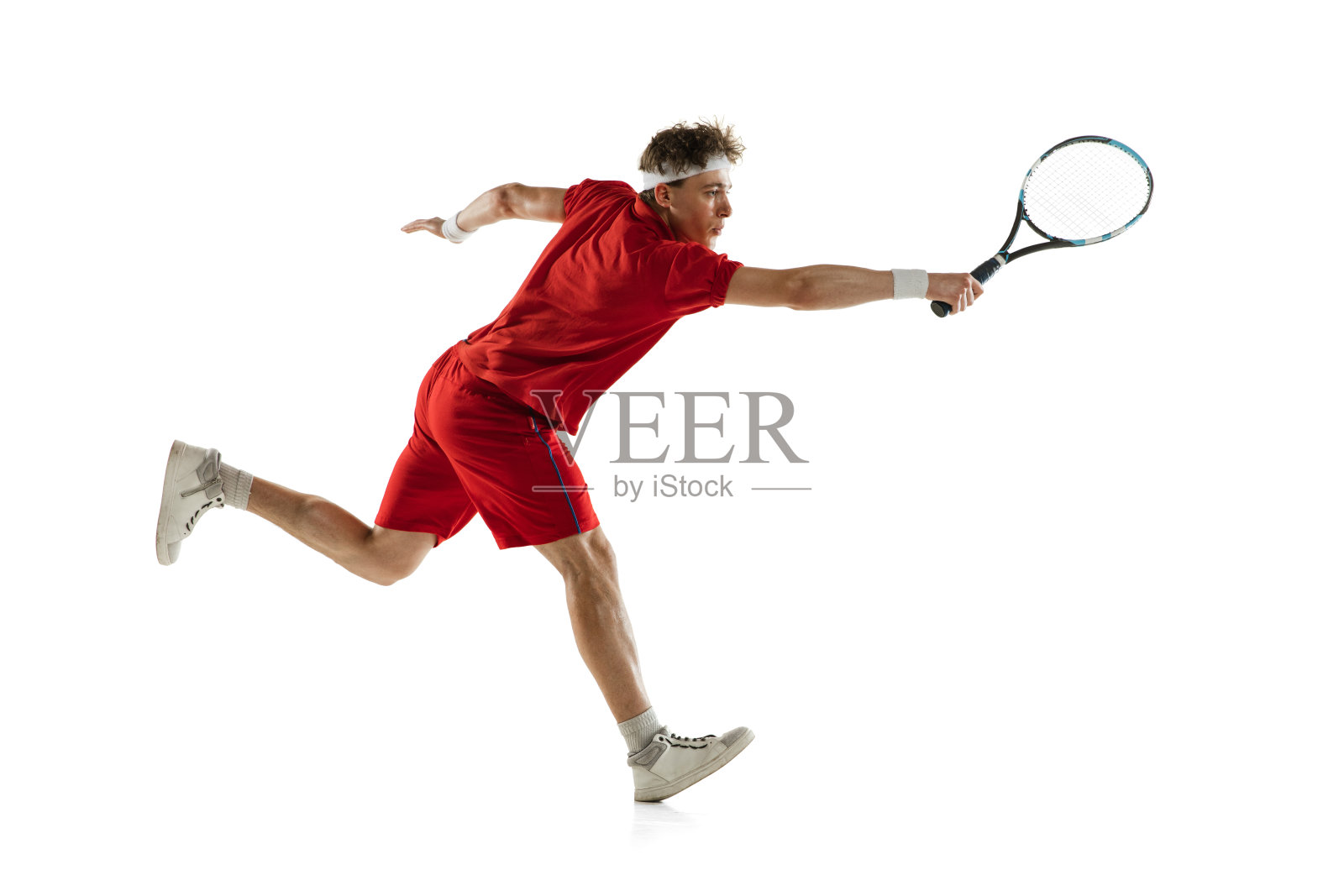 一个白人男子，职业网球运动员，被孤立在白人背景下。照片摄影图片