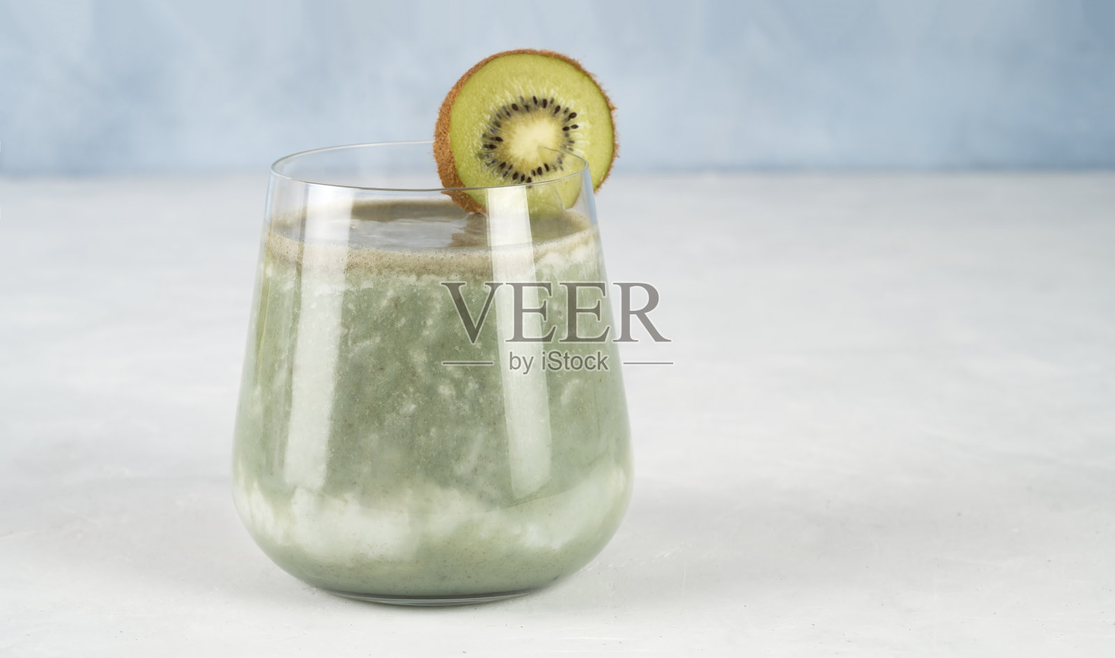 排毒饮料。超级食物。一杯健康的螺旋藻小球藻冰沙或鸡尾酒，新鲜的猕猴桃，酸奶和螺旋藻小球藻粉。苏美尔维生素提神饮料。健康的饮食习惯。照片摄影图片