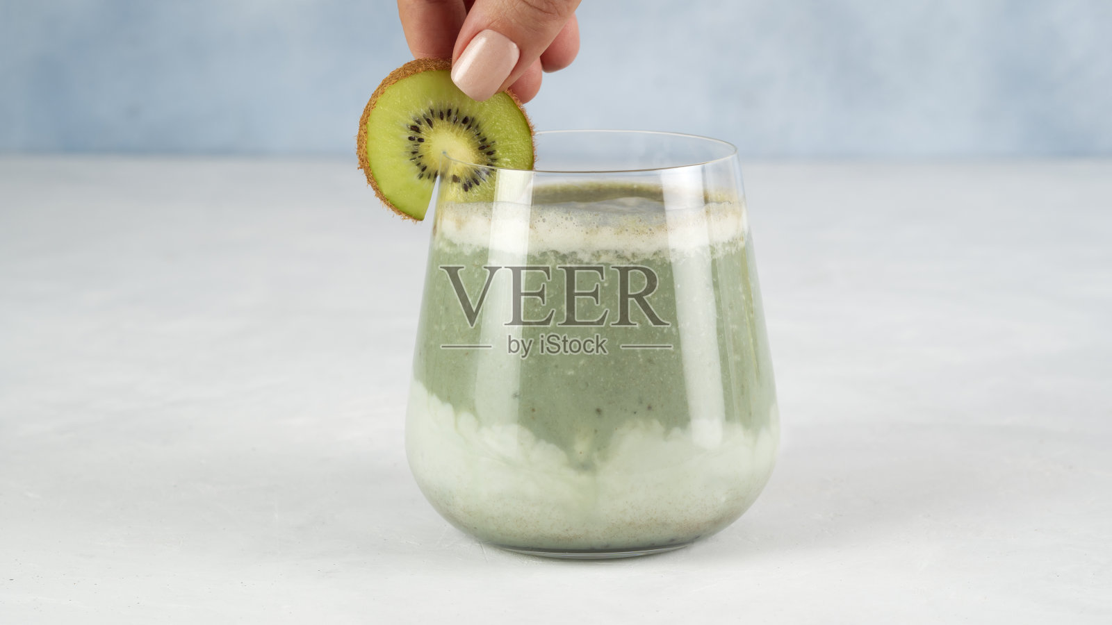 超级食物。排毒饮料。一杯含有猕猴桃、酸奶和螺旋藻小球藻粉的健康螺旋藻奶昔。夏季维生素提神饮料。健康的饮食习惯。照片摄影图片