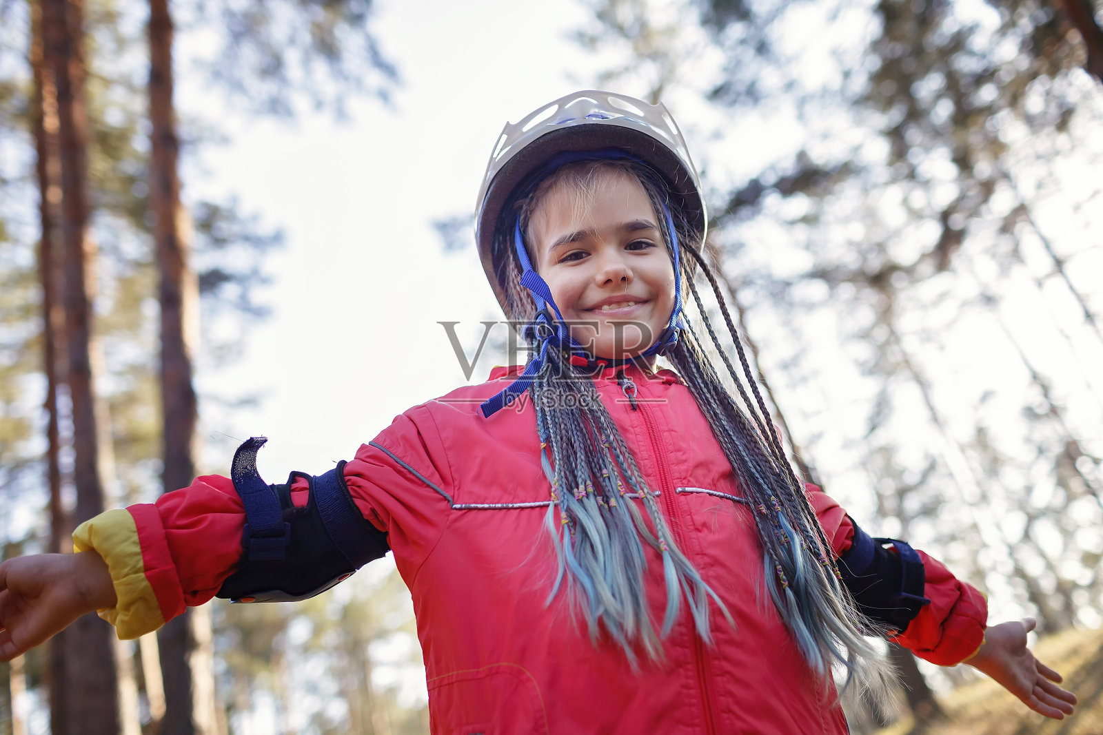 快乐的孩子在运动头盔上骑轮滑在公园，春季家庭活动，户外照片摄影图片