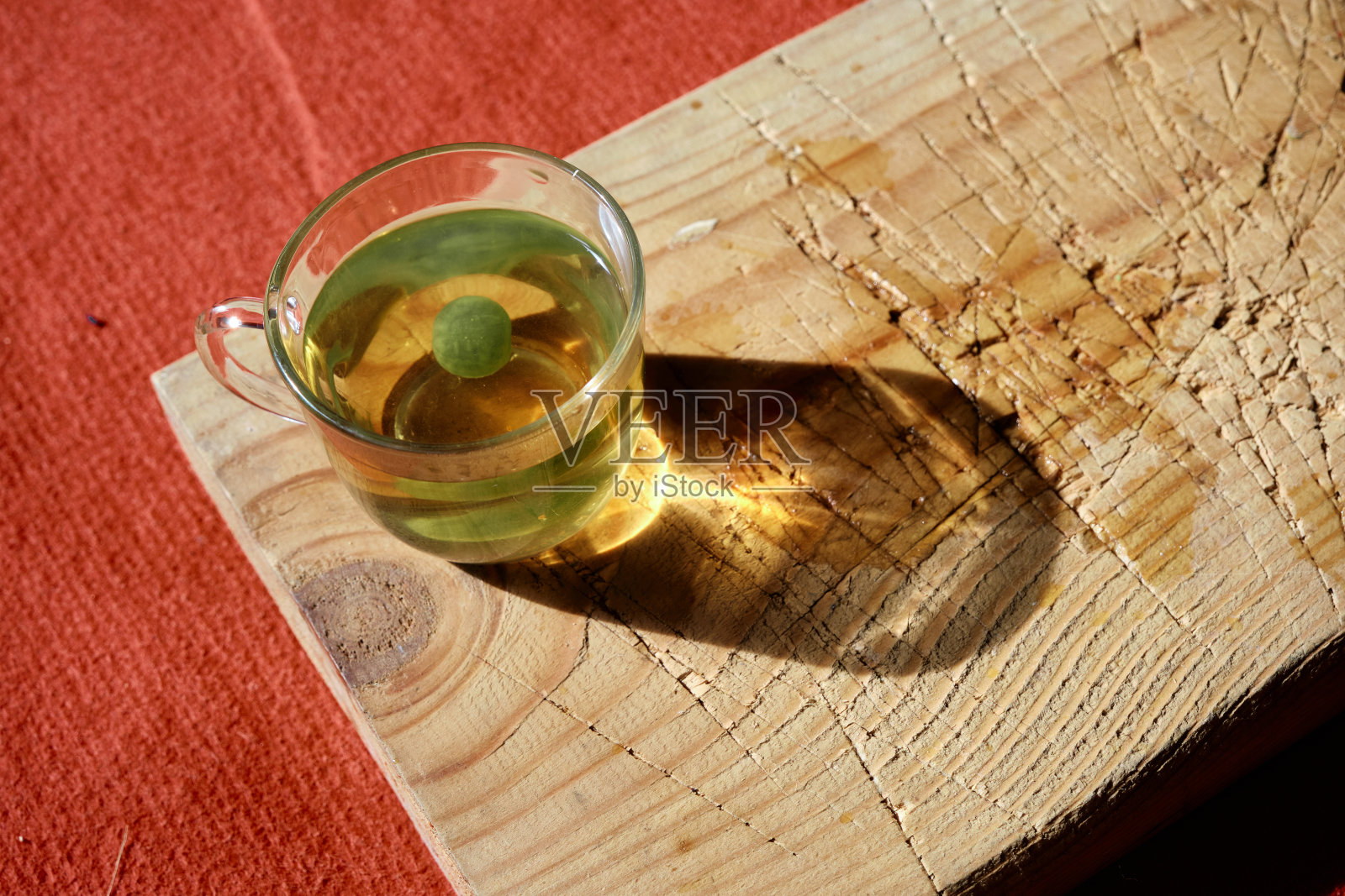 孤立的椴树茶放在玻璃杯或木盘上照片摄影图片