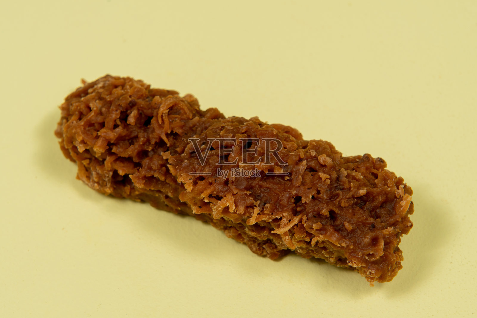 典型的巴西椰子酱在黄色的背景照片摄影图片